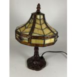 A VINTAGE TIFFANY STYLE LEADED GLASS TABLE LAMP, HEIGHT 33CM