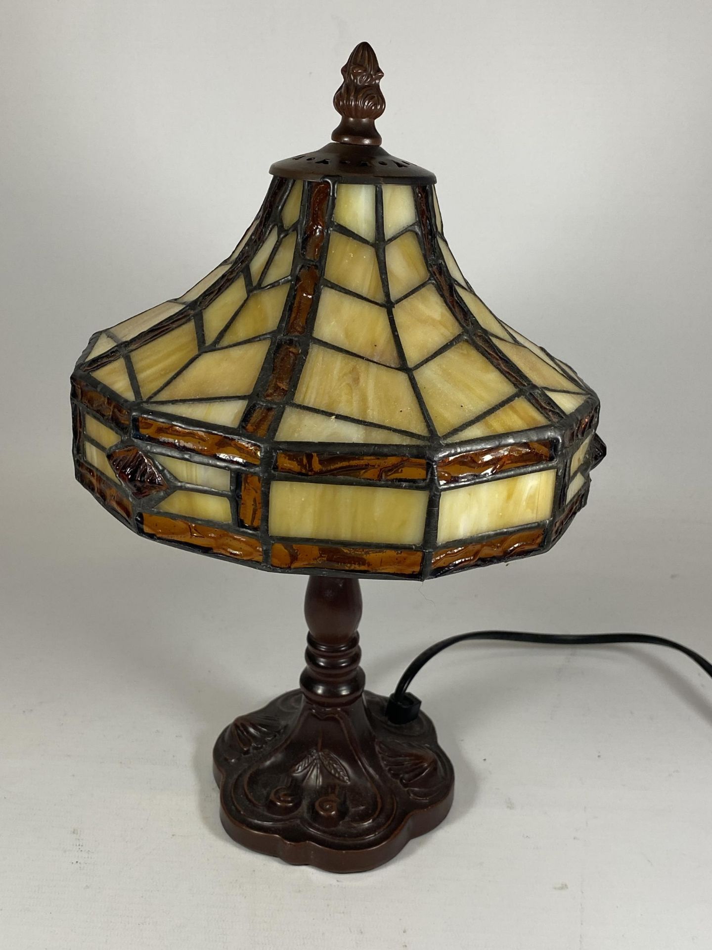 A VINTAGE TIFFANY STYLE LEADED GLASS TABLE LAMP, HEIGHT 33CM