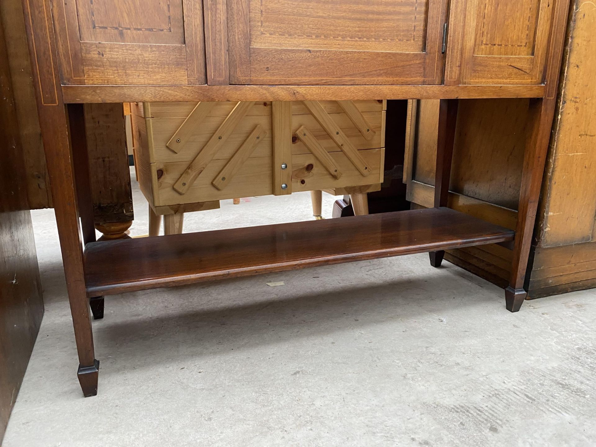 AN EDWARDIAN MAHOGANY AND INLAID DISPLAY CABINET ON OPEN BASE WITH SHELF, TAPERED LEGS AND SPADE - Image 3 of 5