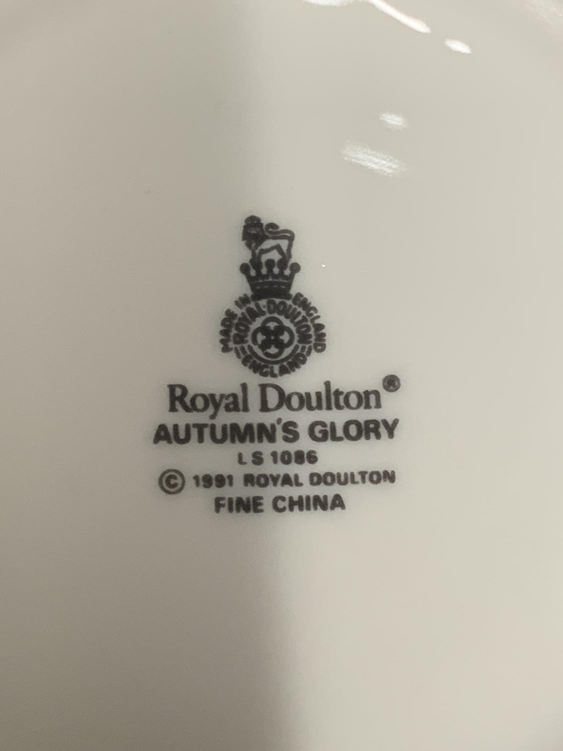 A ROYAL DOULTON 'AUTUMN'S GLORY' TEASET TO INCLUDE A TEAPOT, CREAM JUG, SUGAR BOWL, CUPS, SAUCERS - Image 4 of 4