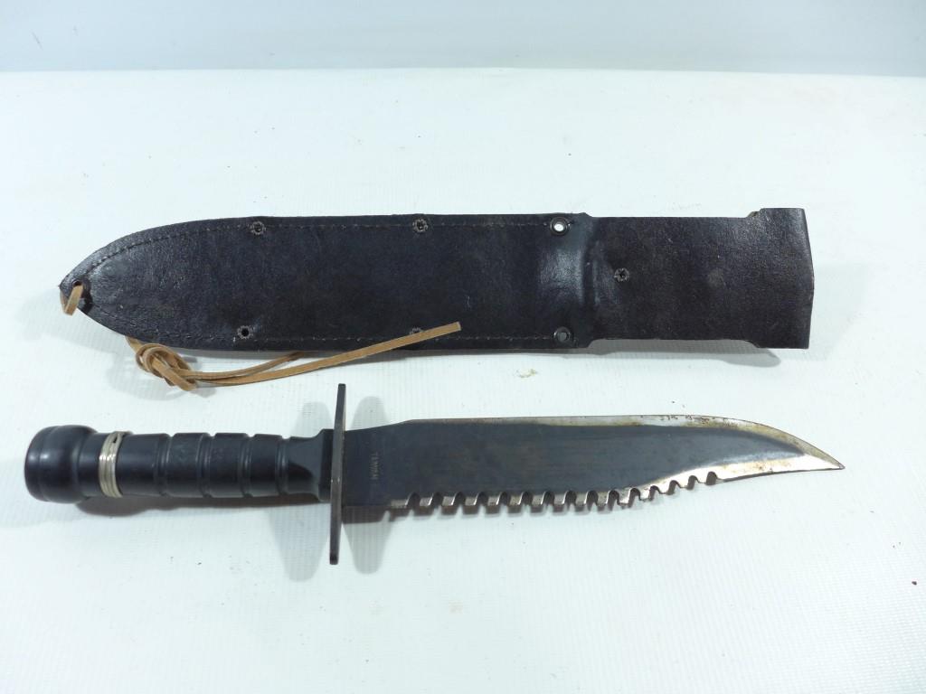 A SURVIVAL KNIFE AND SCABBARD, 25CM BOWIE BLADE - Image 2 of 4