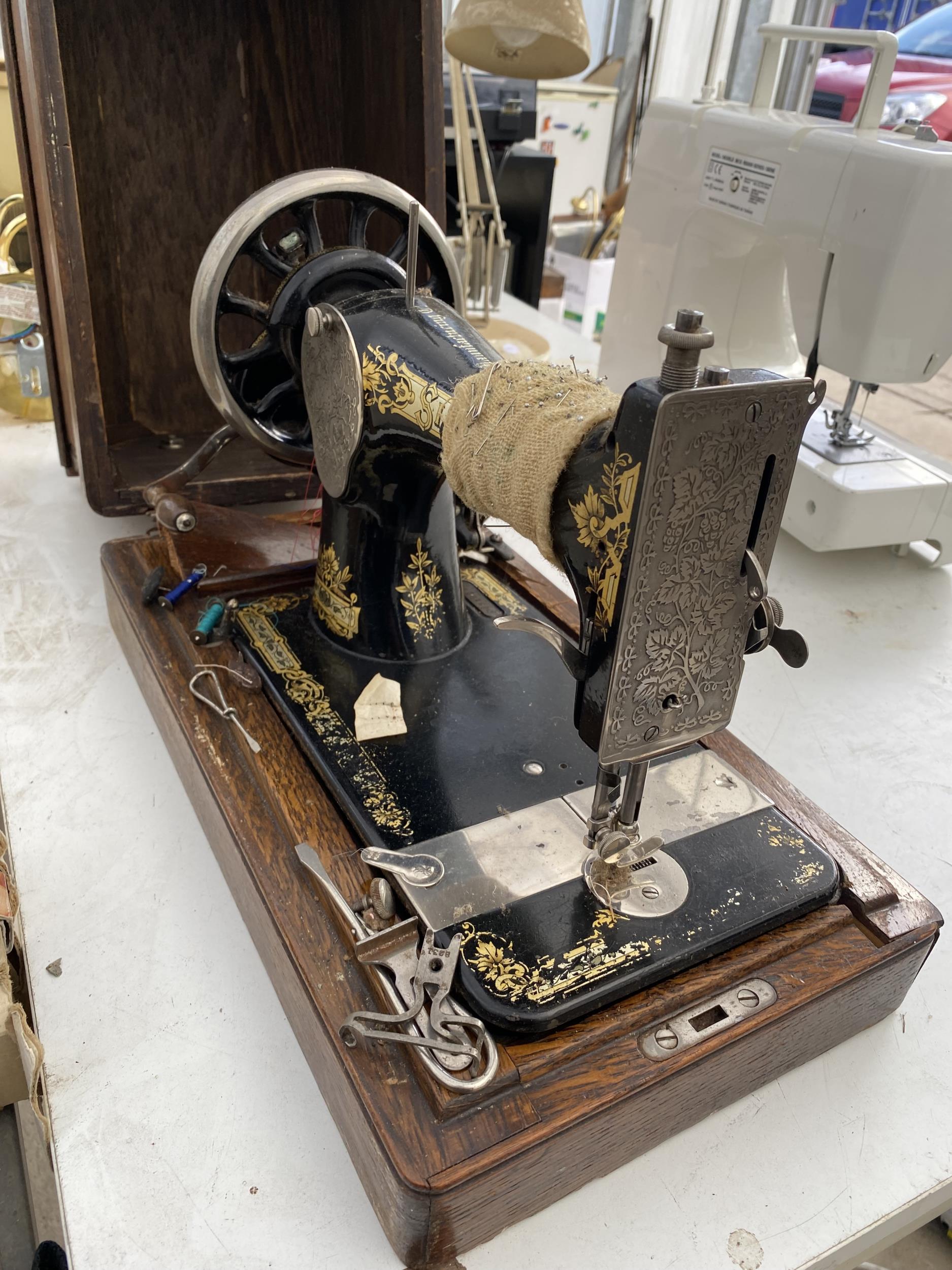 A VINTAGE SINGER SEWING MACHINE WITH WOODEN CARRY CASE - Image 2 of 3