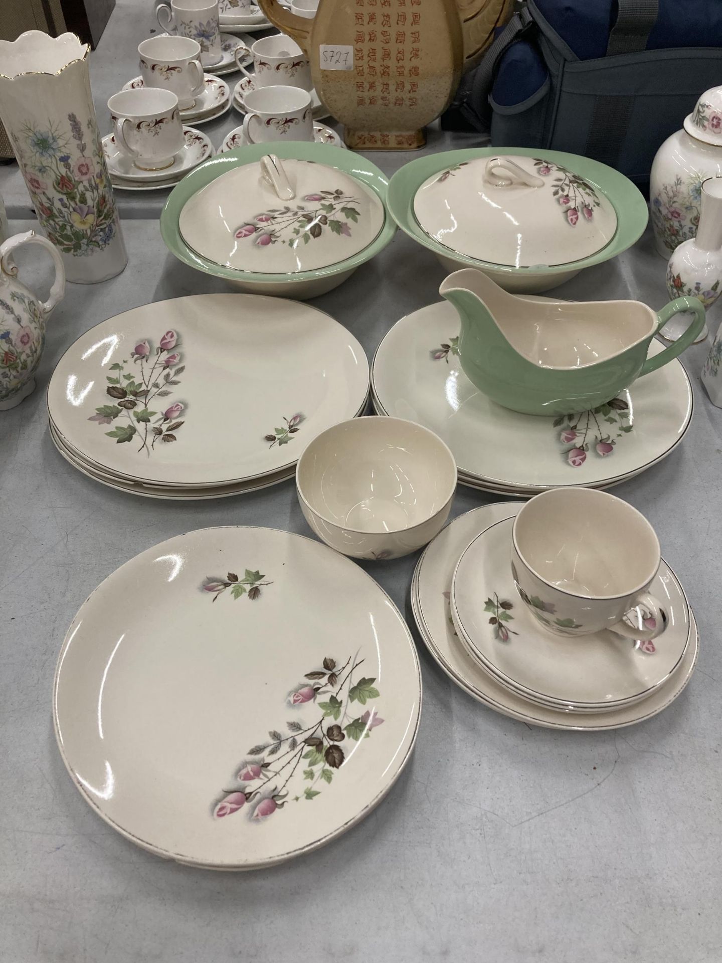 A QUANTITY OF VINTAGE JOHNSON BROS DINNER WARE TO INCLUDE SERVING TUREENS, PLATES, A SAUCE BOAT