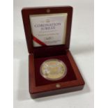 A BOXED 2013 GUERNSEY 22CT GOLD LIMITED EDITION CORONATION JUBILEE £5 PROOF COIN, WITH