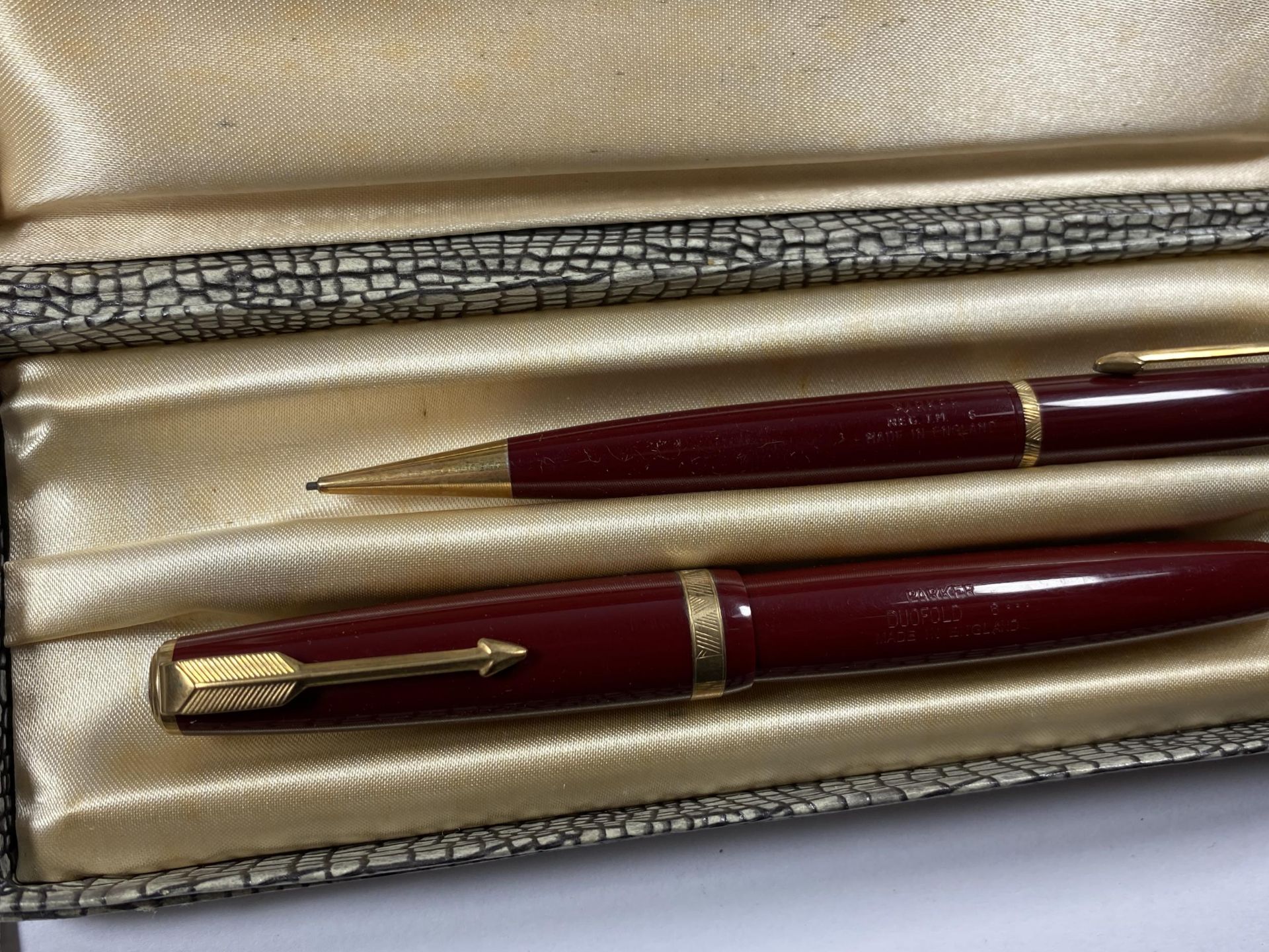 A VINTAGE BOXED PARKER DUOFOLD PEN SET TO INCLUDE FOUNTAIN PEN WITH 14CT YELLOW GOLD NIB - Image 2 of 4