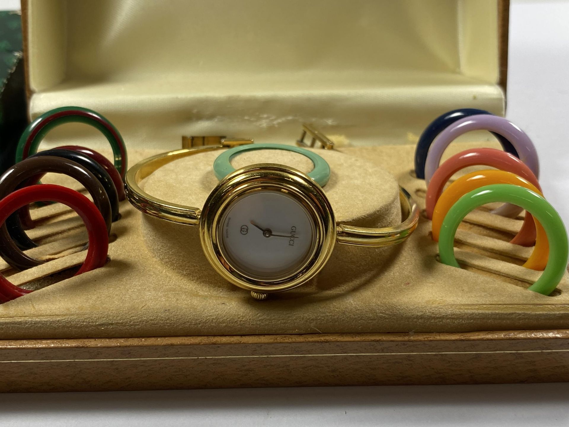 A LADIES GUCCI BOXED INTERCHANGABLE BEZEL WATCH WITH FURTHER BOXED BEZELS - Image 2 of 4