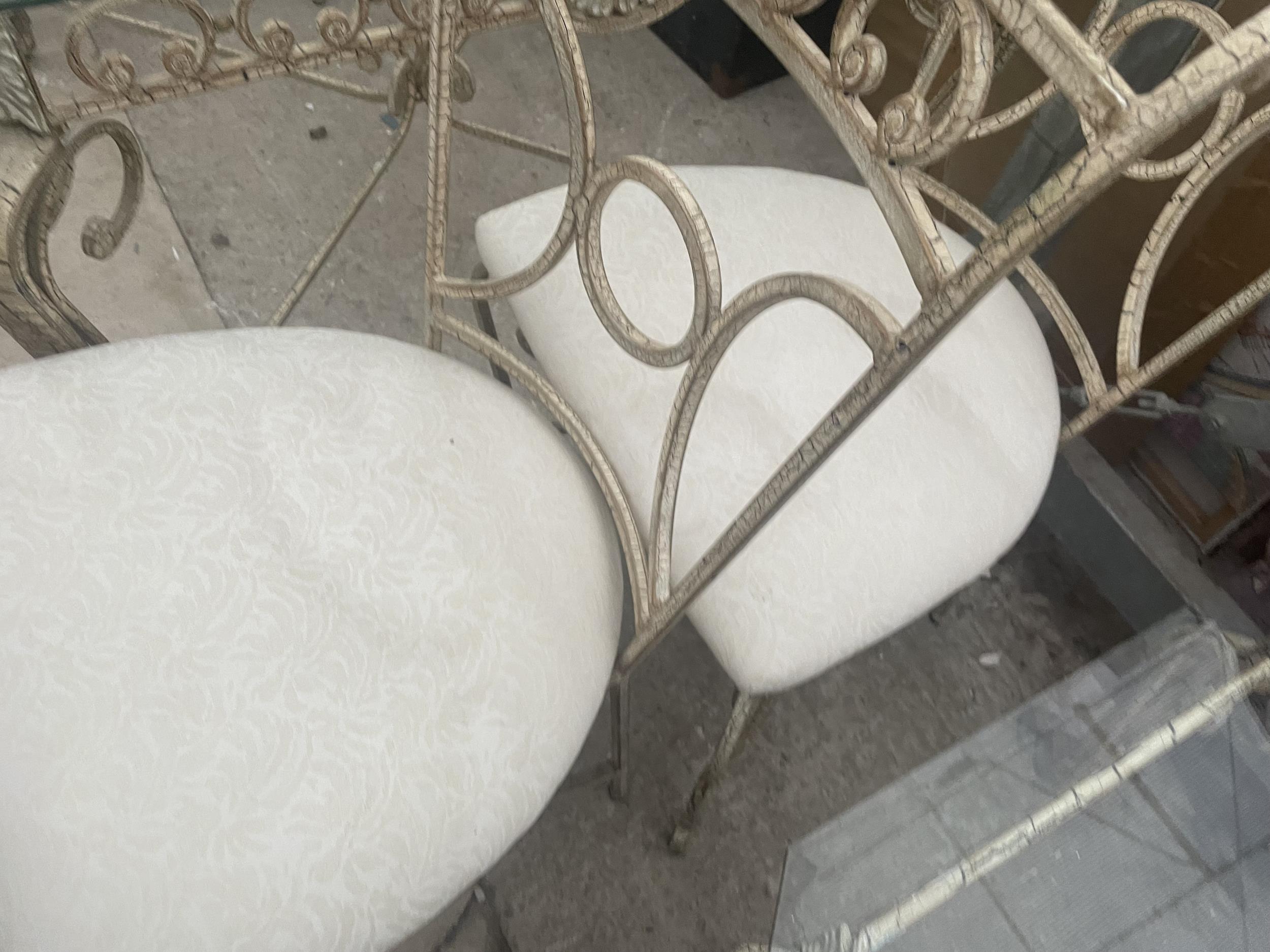 A METALWARE FRAMED GLASS TOP DINING TABLE WITH CRACKLE WARE DECORATION, FOUR MATCHING CHAIRS AND A - Image 5 of 12