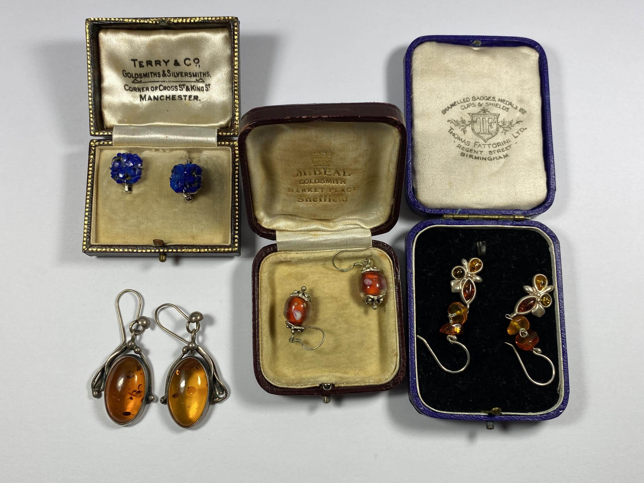 FOUR PAIRS OF VINTAGE SILVER EARRINGS TO INCLUDE A CASED LAPIS LAZULI PAIR ETC