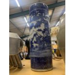 A VERY LARGE ORIENTAL BLUE AND WHITE FLOOR VASE/STICK STAND - A/F LARGE CRACKS AND A HOLE