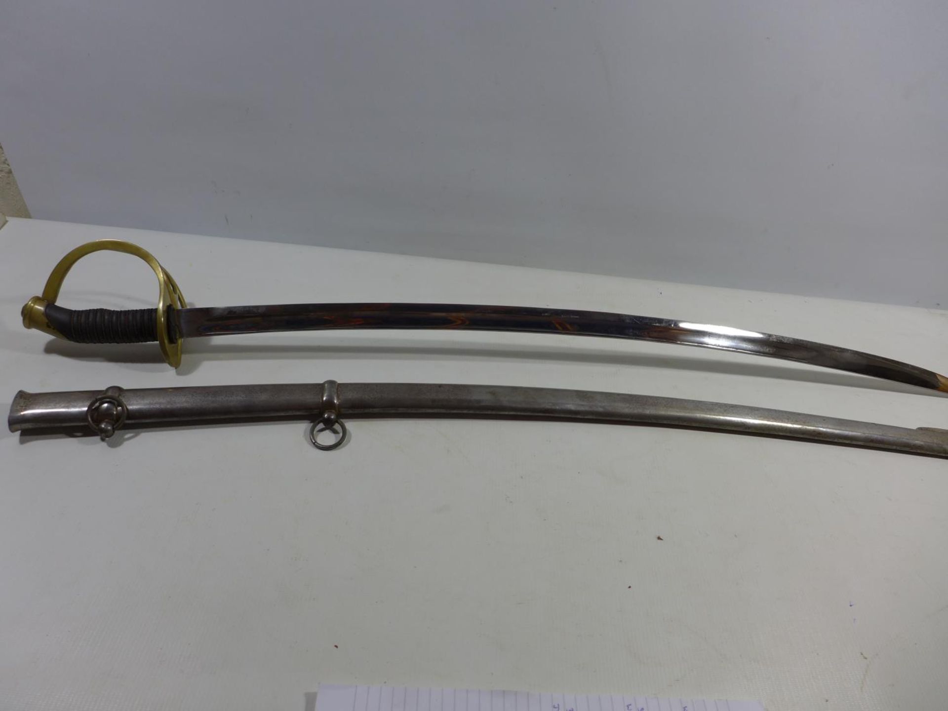A CAVALRY SWORD AND SCABBARD OF UNKNOWN AGE, 87CM BLADE, PIERCED BRASS GUARD - Image 3 of 6