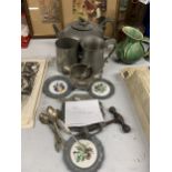 A QUANTITY OF PEWTER ITEMS TO INCLUDE A LARGE TEAPOT WITH ACORN FINIAL, TANKARDS, A JUG, PIN