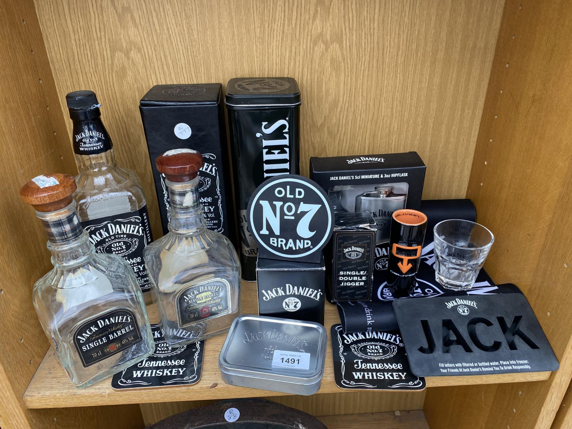 AN ASSORTMENT OF JACK DANIELS ITEMS TO INCLUDE HIP FLASKS, SHOT GLASSES AND PLAYING CARDS ETC
