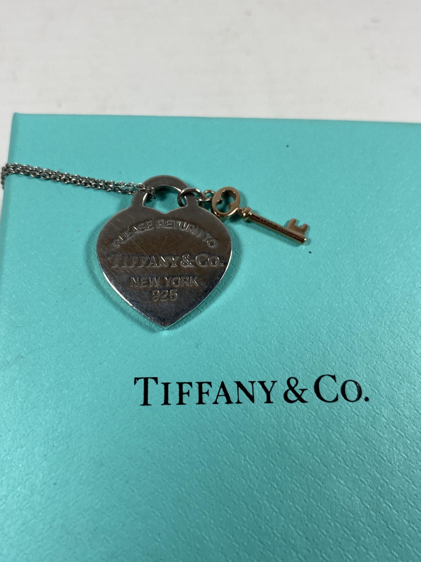 A TIFFANY & CO .925 SILVER HEART PENDANT NECKLACE WITH TIFFANY KEY & ORIGINAL RETAILER'S BOX - Image 2 of 4