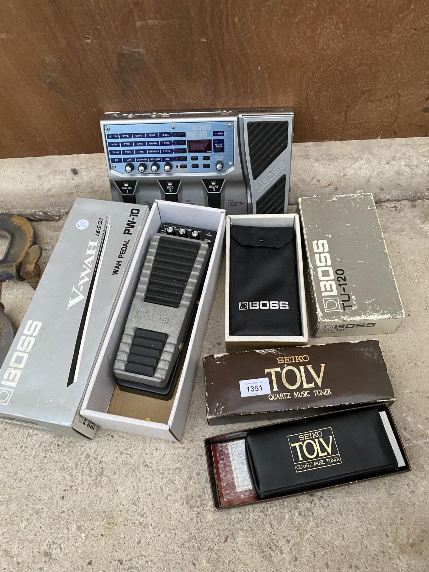 AN ASSORTMENT OF MUSIC TOOLS TO INCLUDE A BOSS WAH PEDAL AND A SEIKO QUARTZ MUSIC TUNER ETC