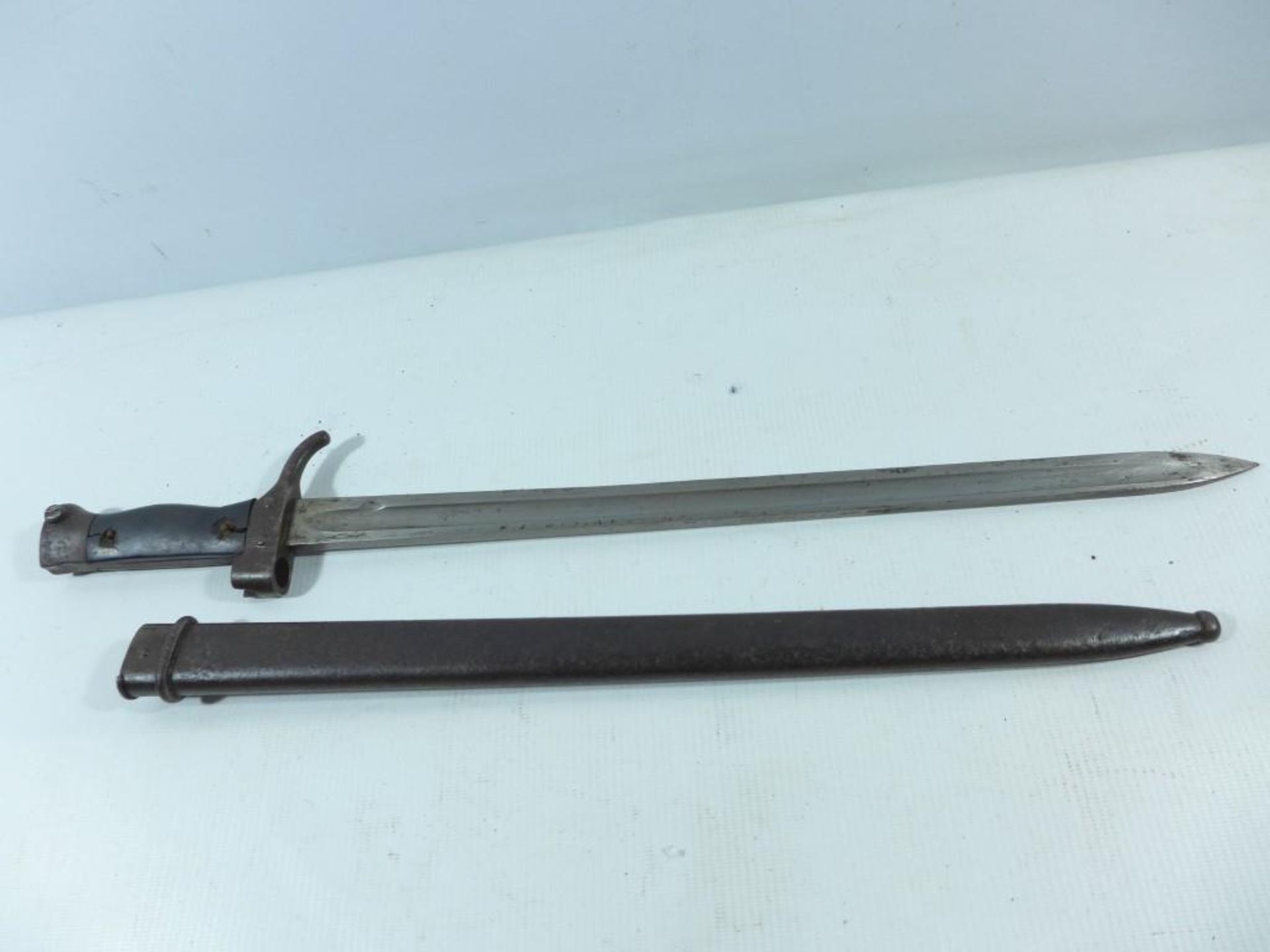 AN UNKNOWN ORIGIN BAYONET AND SCABBARD, 40CM BLADE - Image 3 of 7