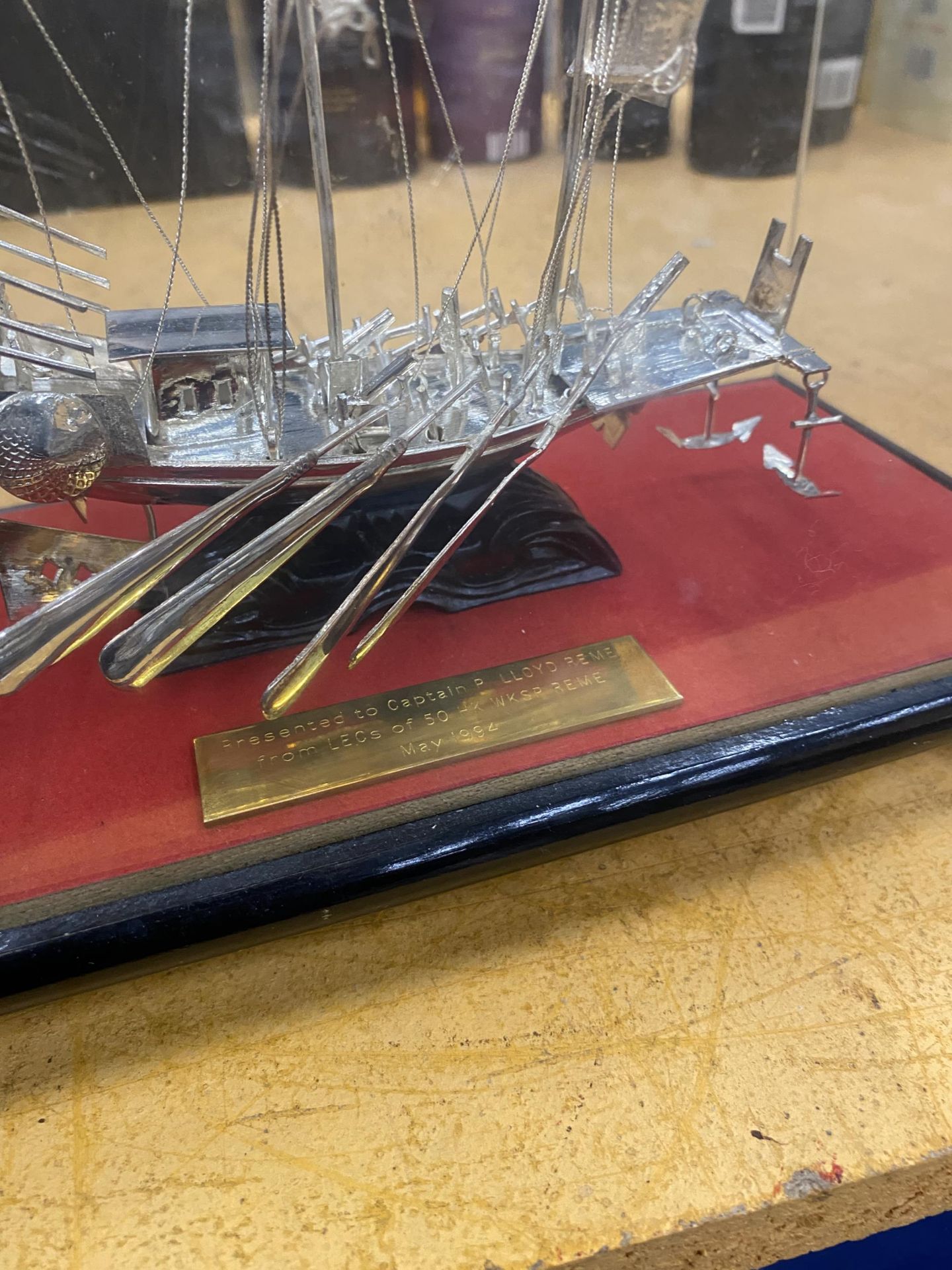 A PRESENTATION SILVER EFFECT WHITE METAL MODEL OF A BOAT IN A GLASS DISPLAY CASE - Image 3 of 3