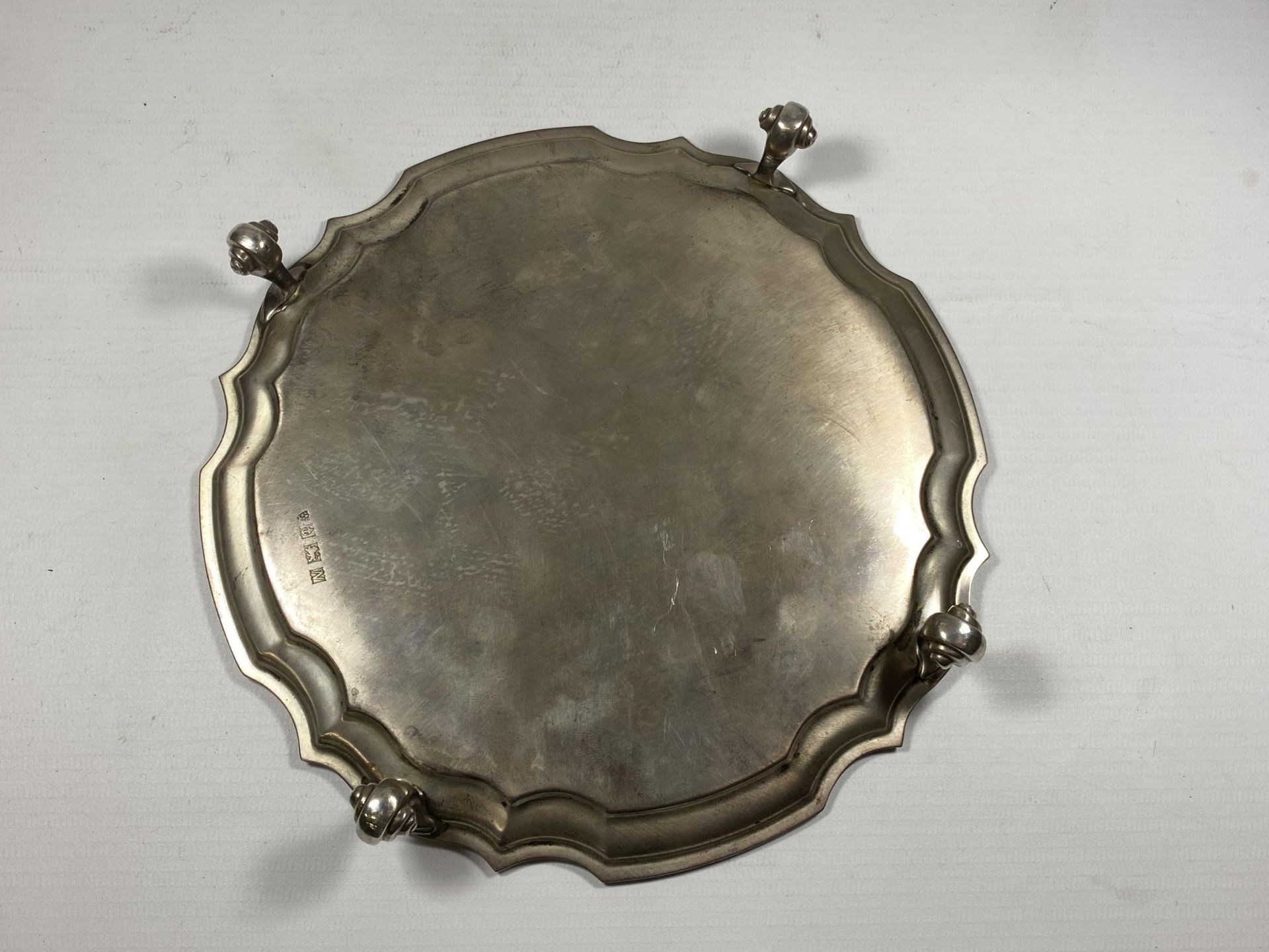 A BIRMINGHAM HALLMARKED SILVER SALVER OF MILITARY INTEREST, WEIGHT 365G, DIAMETER 20CM - Image 3 of 4