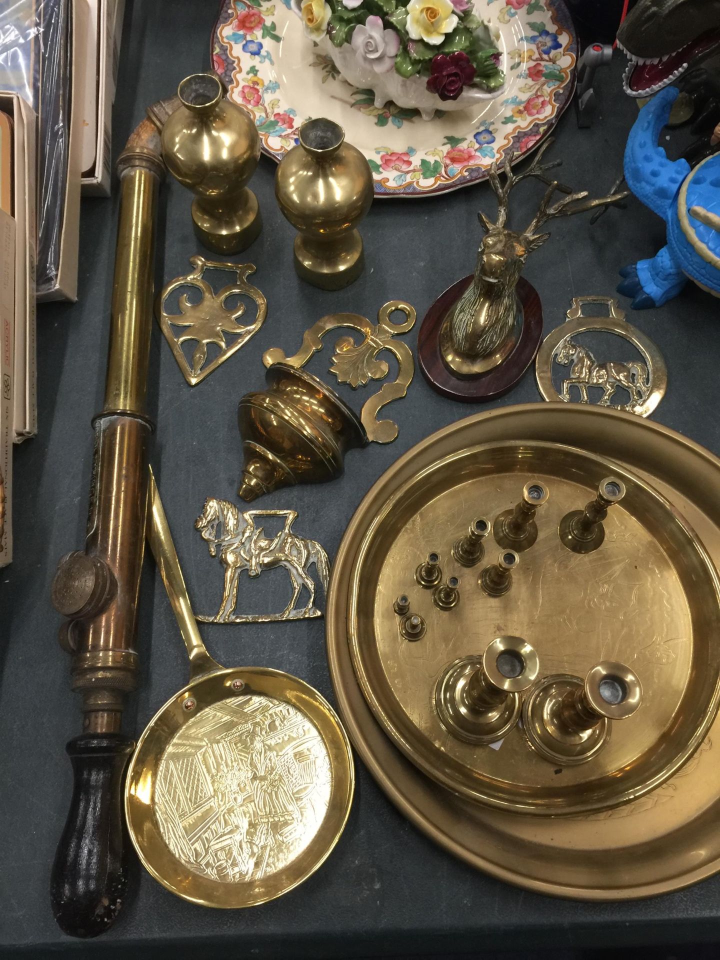 A QUANTITY OF BRASS ITEMS TO INCLUDE TRAYS, SMALL VASES, HORSE BRASSES, A VINTAGE SPRAYER, PLUS A - Image 3 of 4