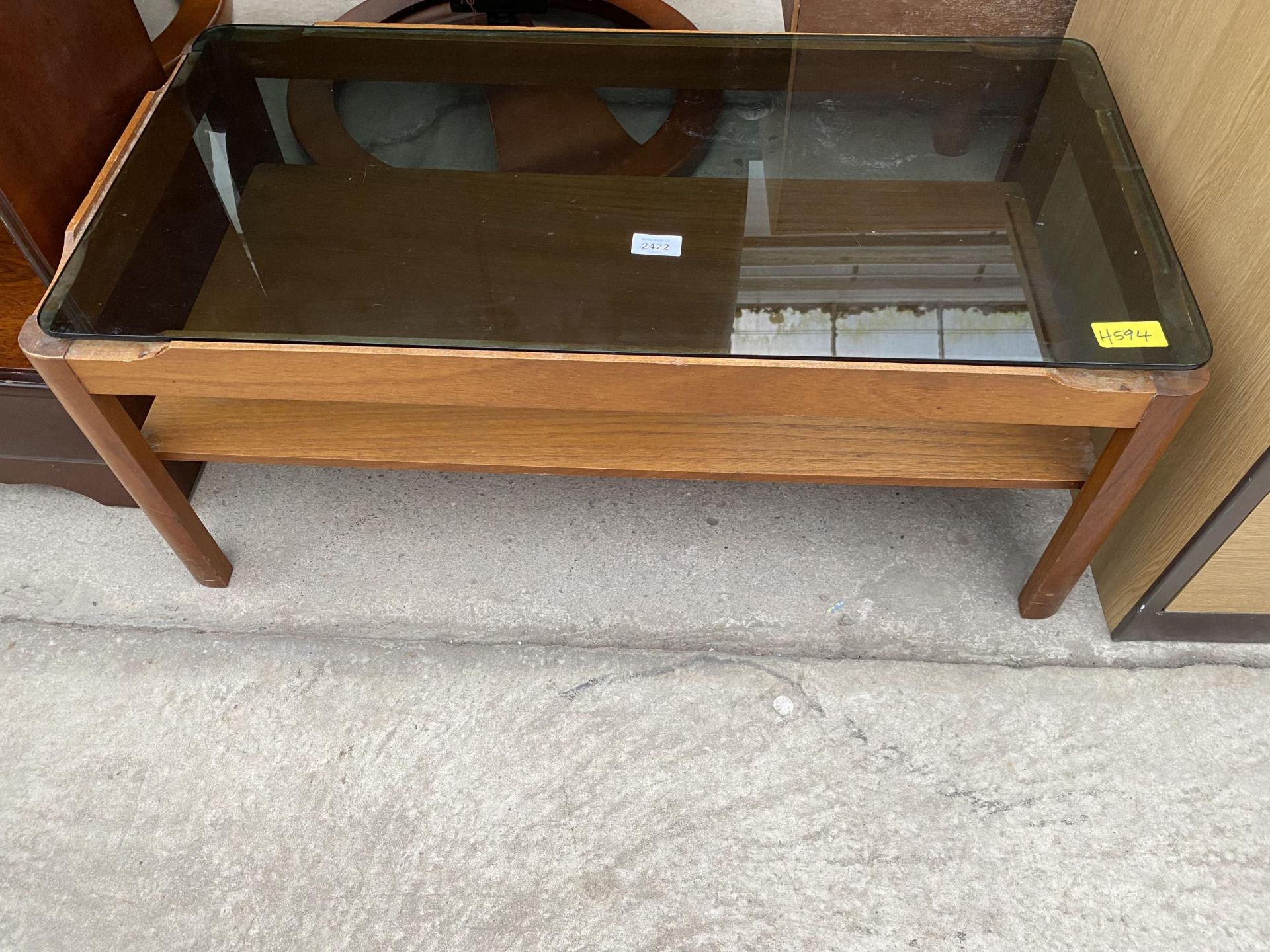 A RETRO TEAK TWO TIER COFFEE TABLE WITH SMOKED GLASS TOP, 34X17"