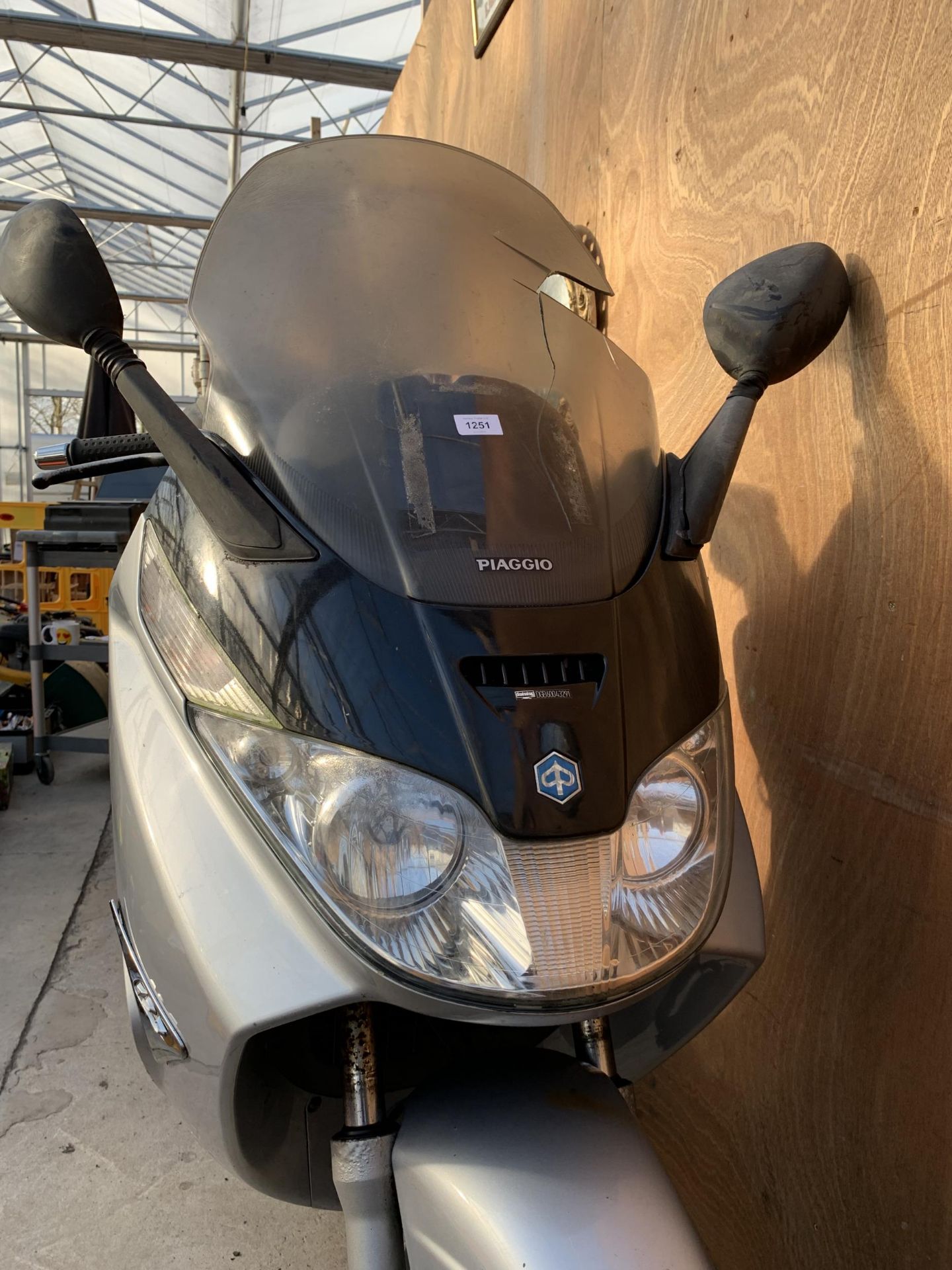 A PIAGGIO SCOOTER SOLD AS SEEN WITH NO PAPERWORK OR KEY AND DAMAGE TO THE LEFT HAND SIDE - Image 7 of 7