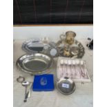 AN ASSORTMENT OF SILVER PLATED ITEMS TO INCLUDE TRAYS, TANKARDS AND FLATWARE ETC