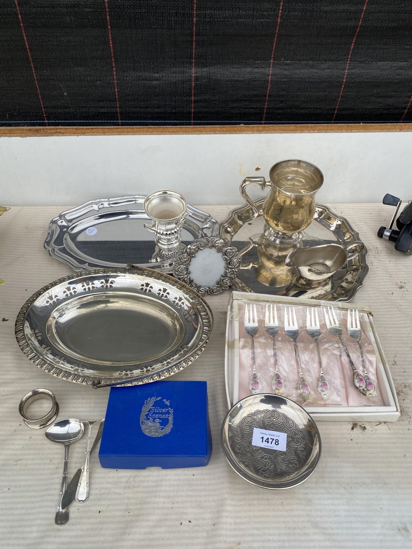 AN ASSORTMENT OF SILVER PLATED ITEMS TO INCLUDE TRAYS, TANKARDS AND FLATWARE ETC