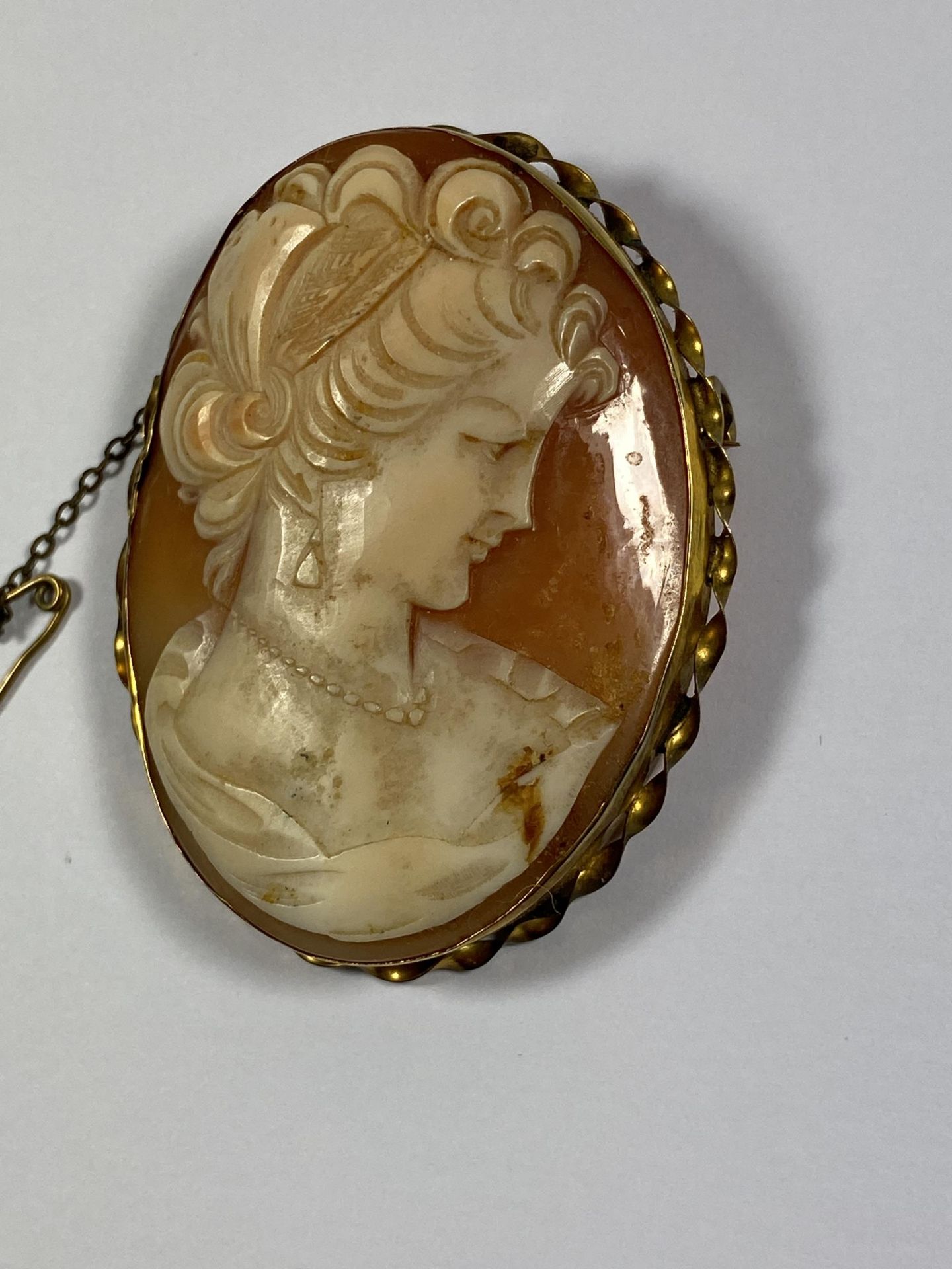 A VINTAGE 9CT YELLOW GOLD CASED CARVED CAMEO BROOCH - Image 2 of 5