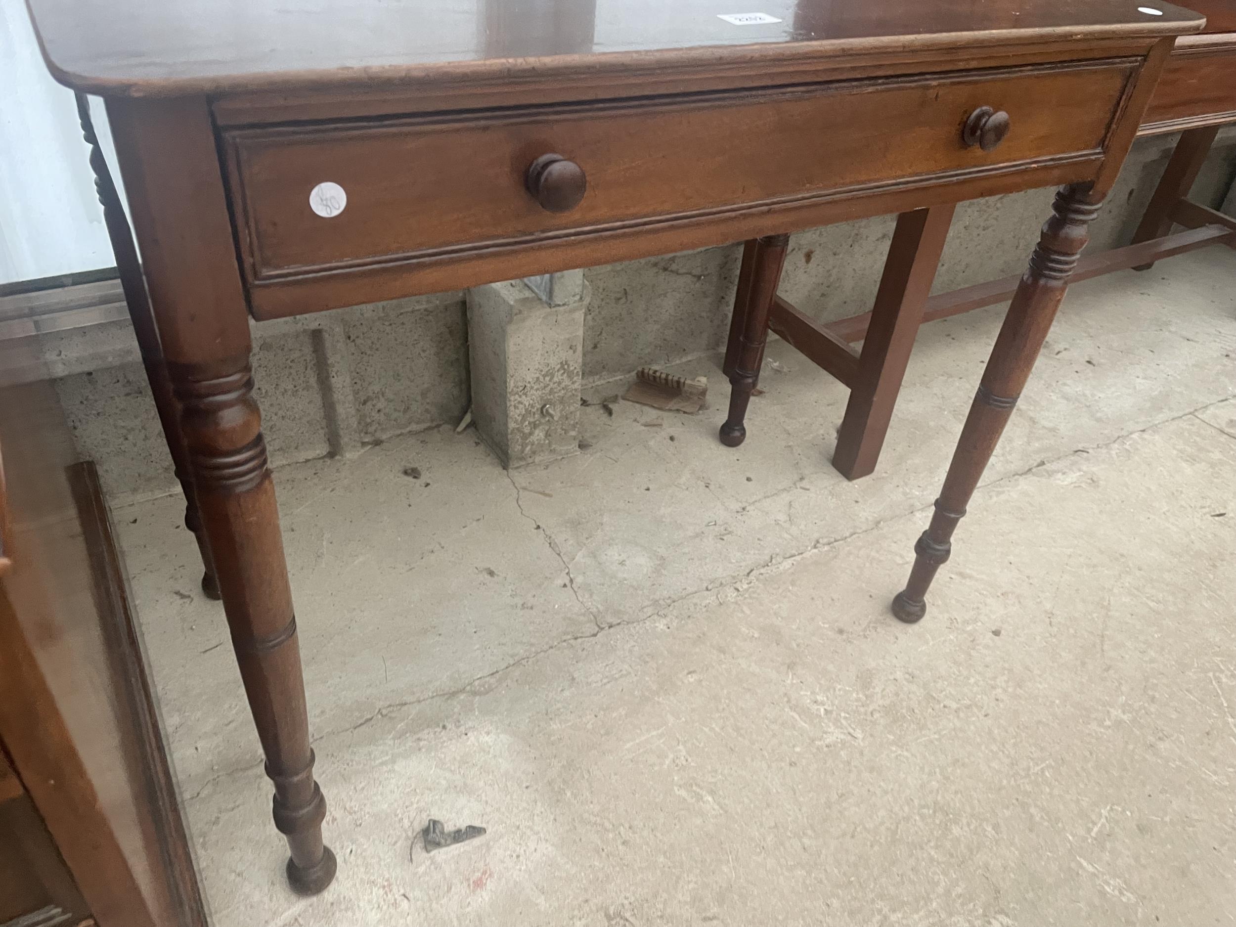 A 19TH CENTURY MAHOGANY SIDE TABLE WITH SINGLE DRAWER, ON TURNED LEGGS, 33.5" WIDE - Image 3 of 4