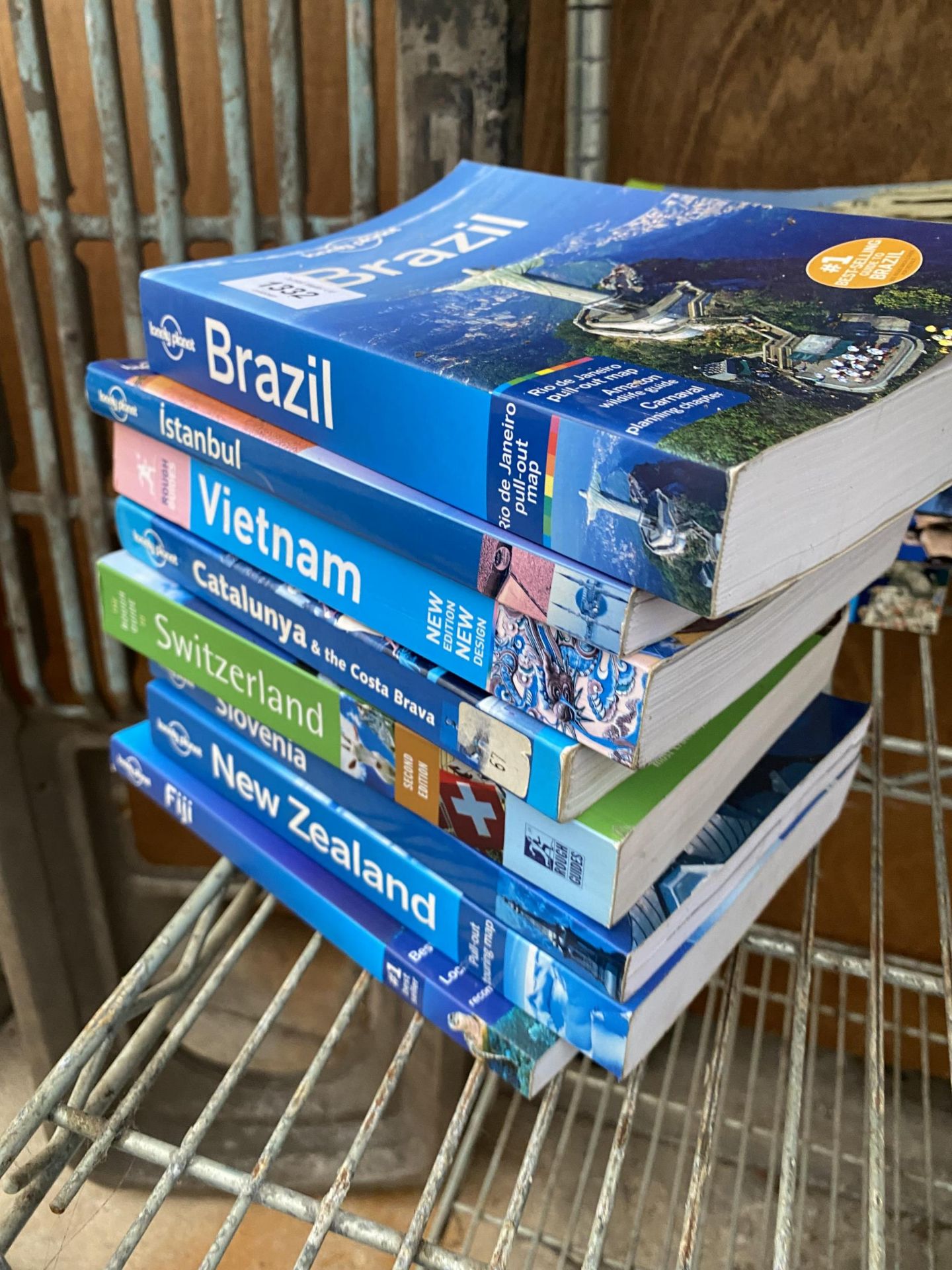 AN ASSORTMENT OF TRAVEL GUIDE BOOKS - Bild 3 aus 3