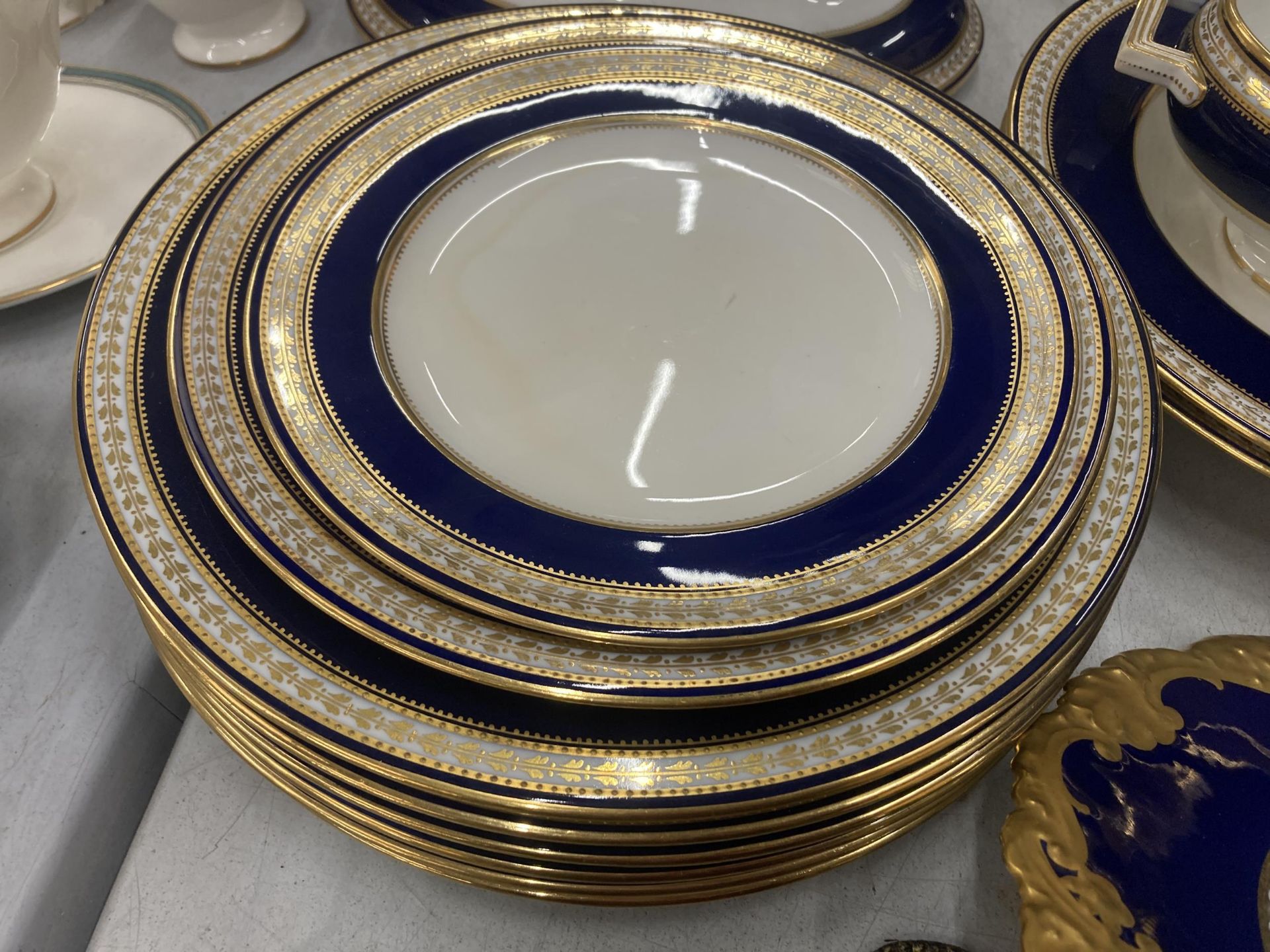 A QUANTITY OF COPELAND SPODE PLATES PLUS SEVING BOWLS IN BLUE WITH GILDED DECORATION - Image 2 of 3