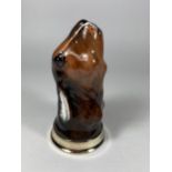 A HAND PAINTED STAFFORDSHIRE WARE BONE CHINA STIRRUP CUP MODELLED AS A HARE, 13CM