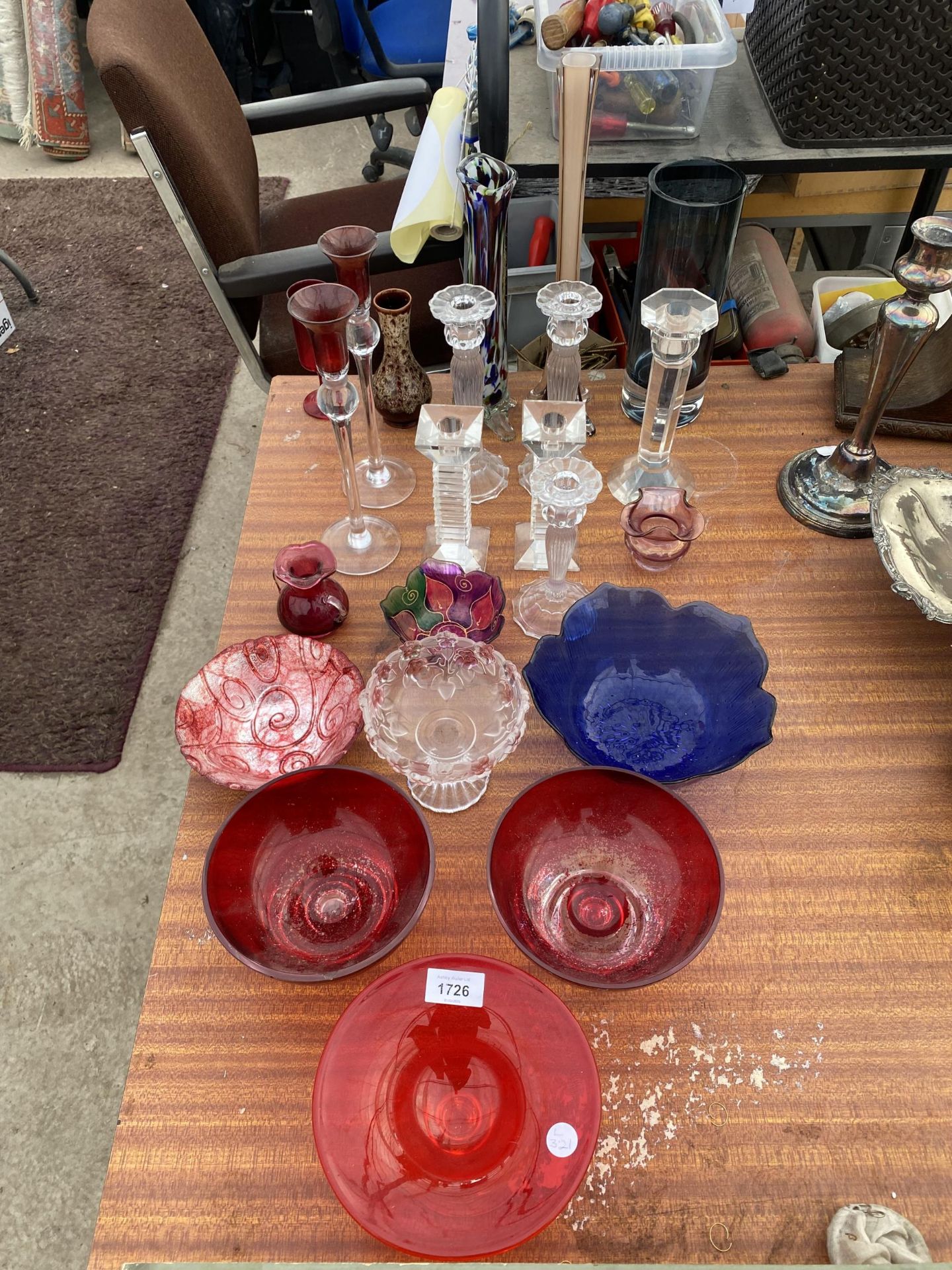 AN ASSORTMENT OF GLASS WARE TO INCLUDE CANDLESTICKS AND BOWLS ETC