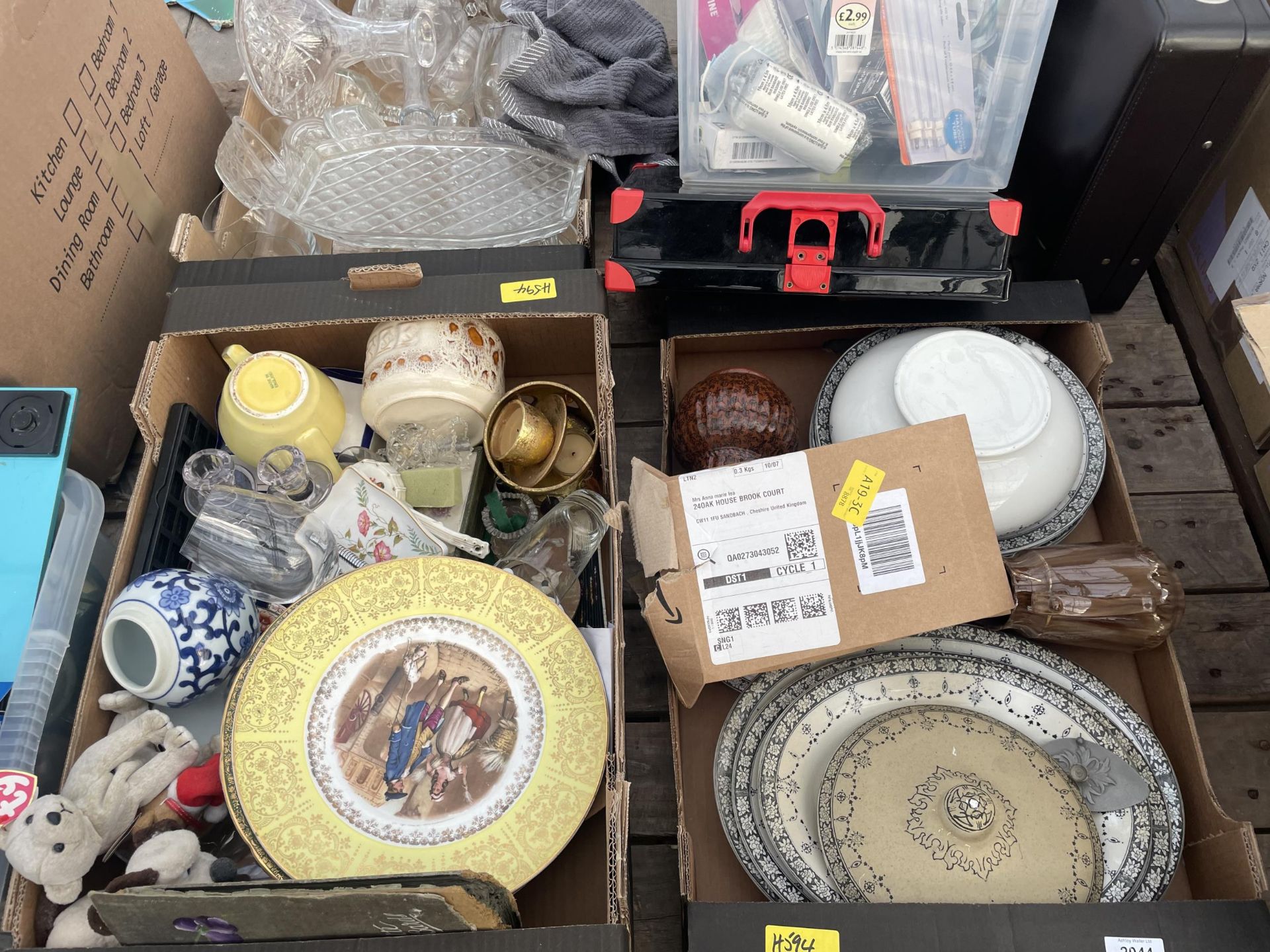 AN ASSORTMENT OF HOUSEHOLD CLEARANCE ITEMS TO INCLUDE CERAMICS AND GLASS WARE ETC - Image 2 of 3