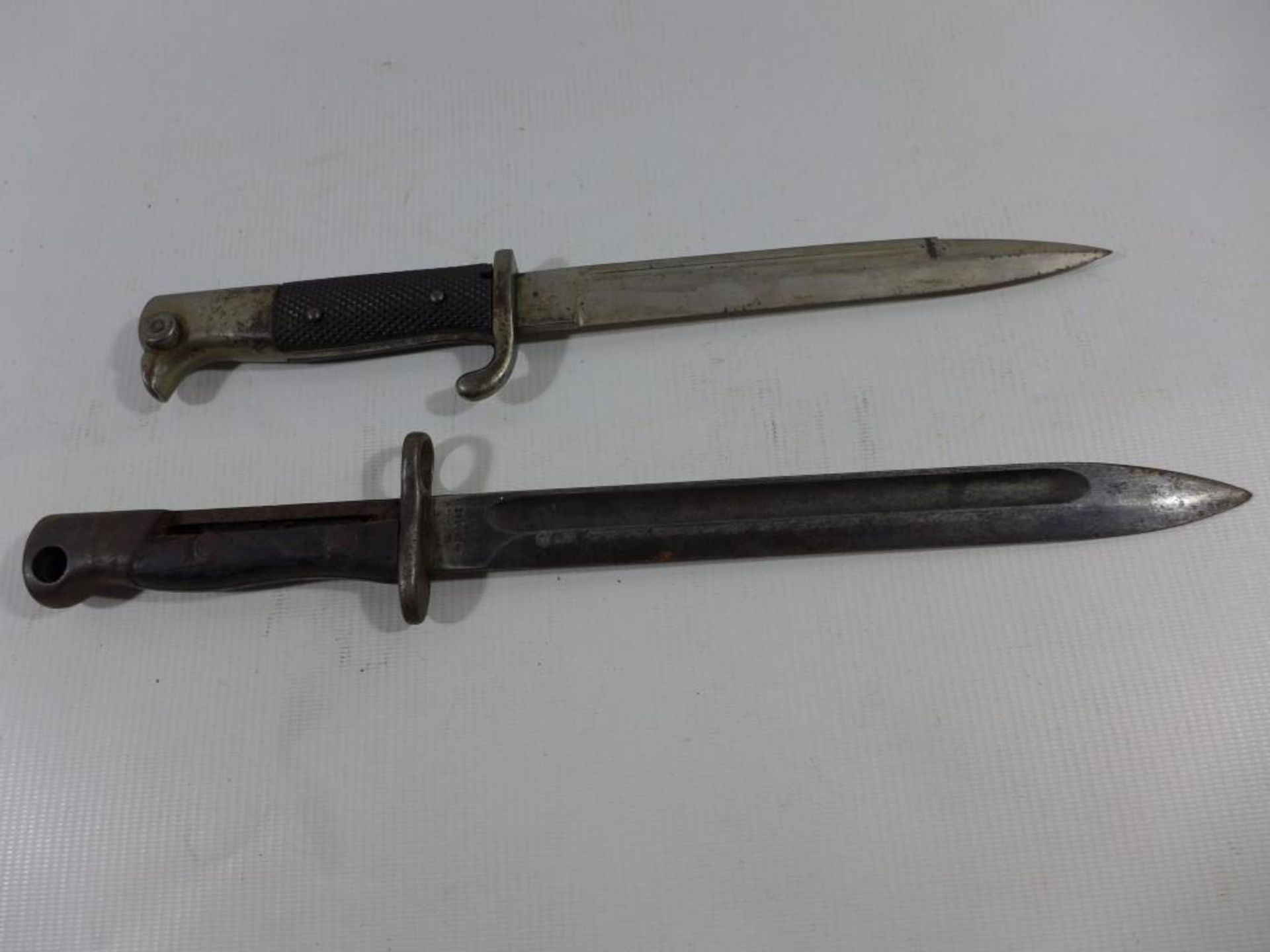 A MID 20TH CENTURY GERMAN CARBINE KS 98 BAYONET, 19CM BLADE AND A THAILAND BAYONET (A/F) 24.5CM