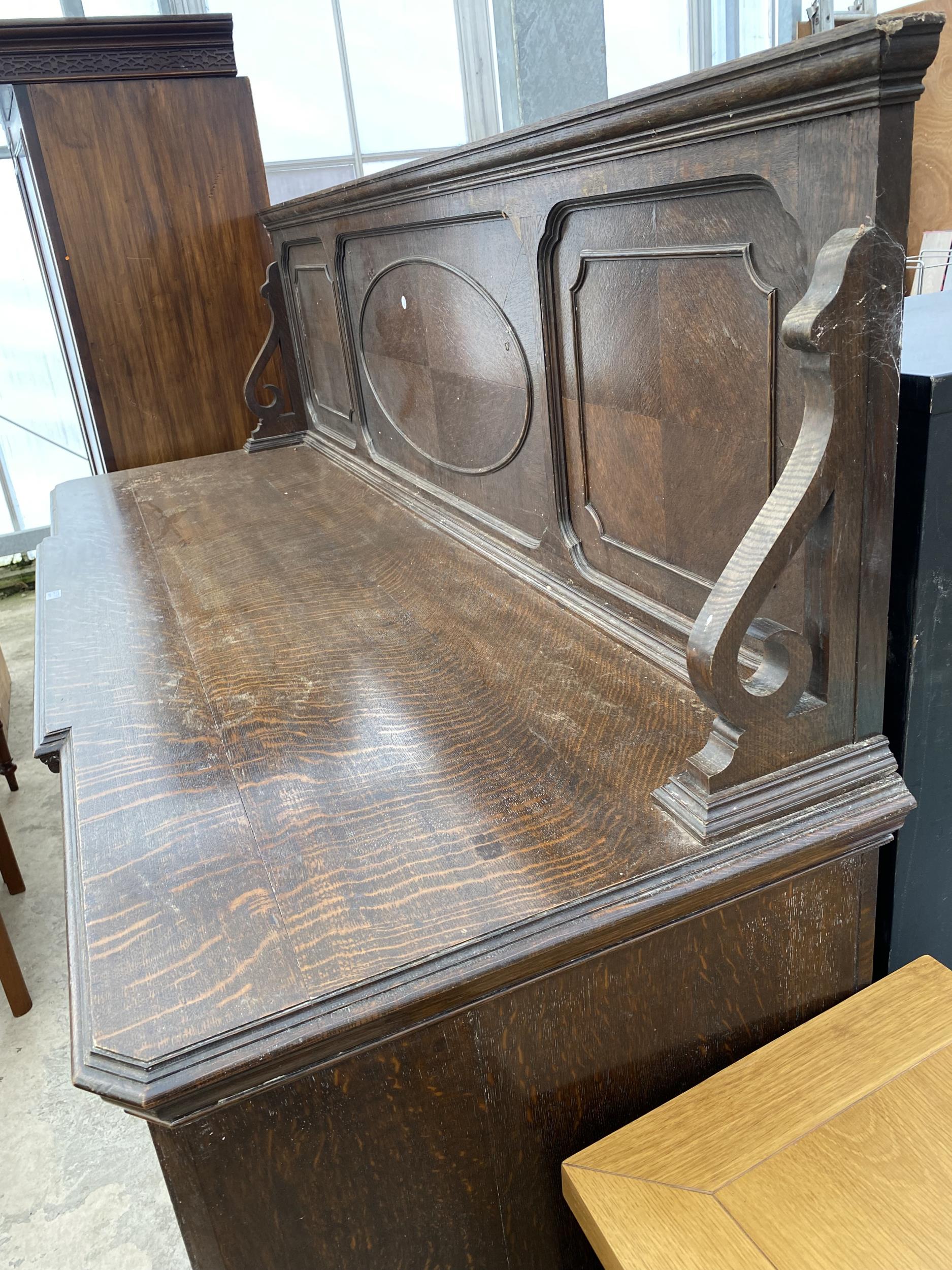 AN EARLY 20TH CENTURY OAK BREAKFRONT SIDEBOARD WITH RAISED BACK, ENCLOSING TWO CUPBOARDS AND TWO - Image 3 of 6