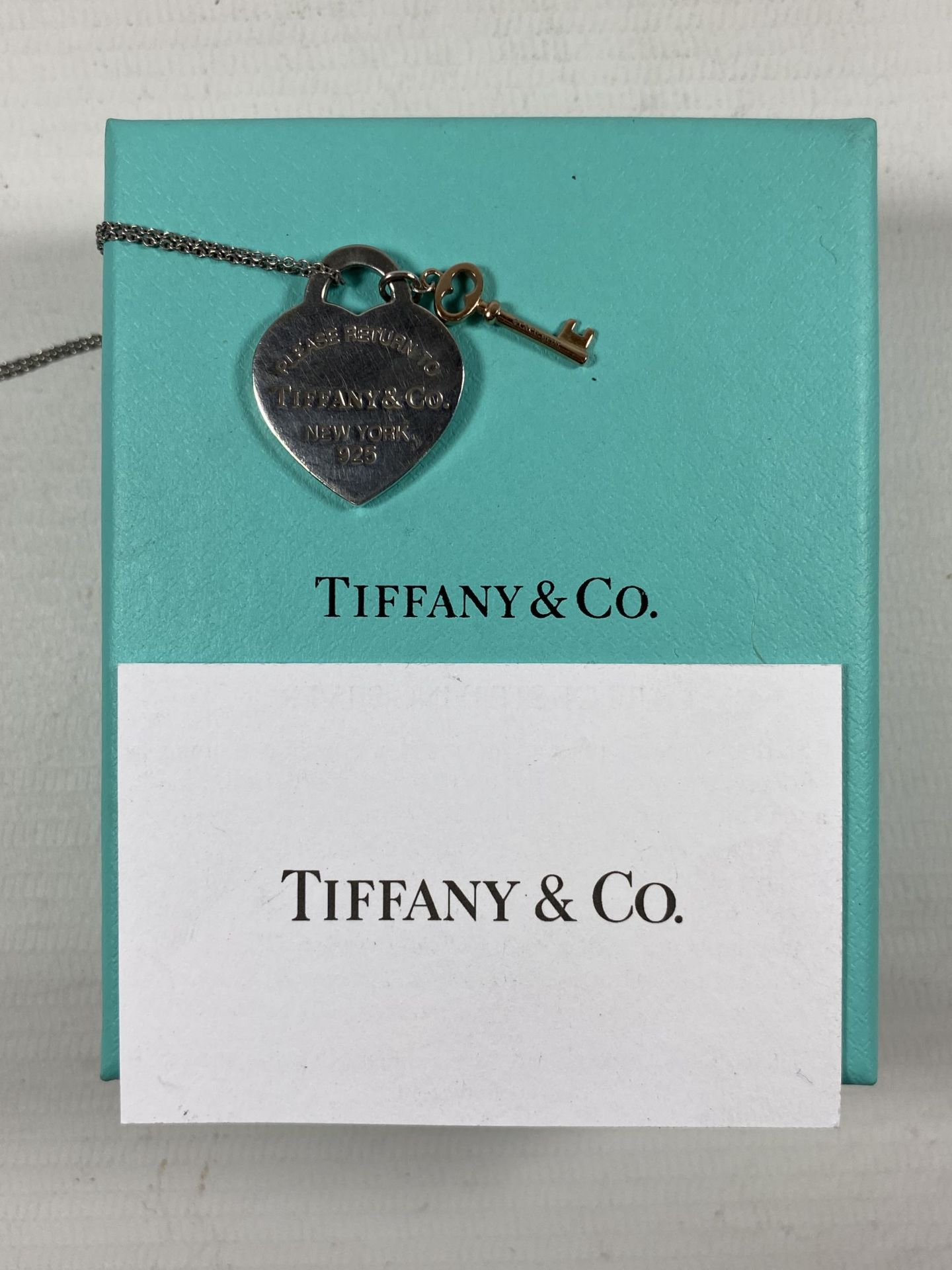 A TIFFANY & CO .925 SILVER HEART PENDANT NECKLACE WITH TIFFANY KEY & ORIGINAL RETAILER'S BOX