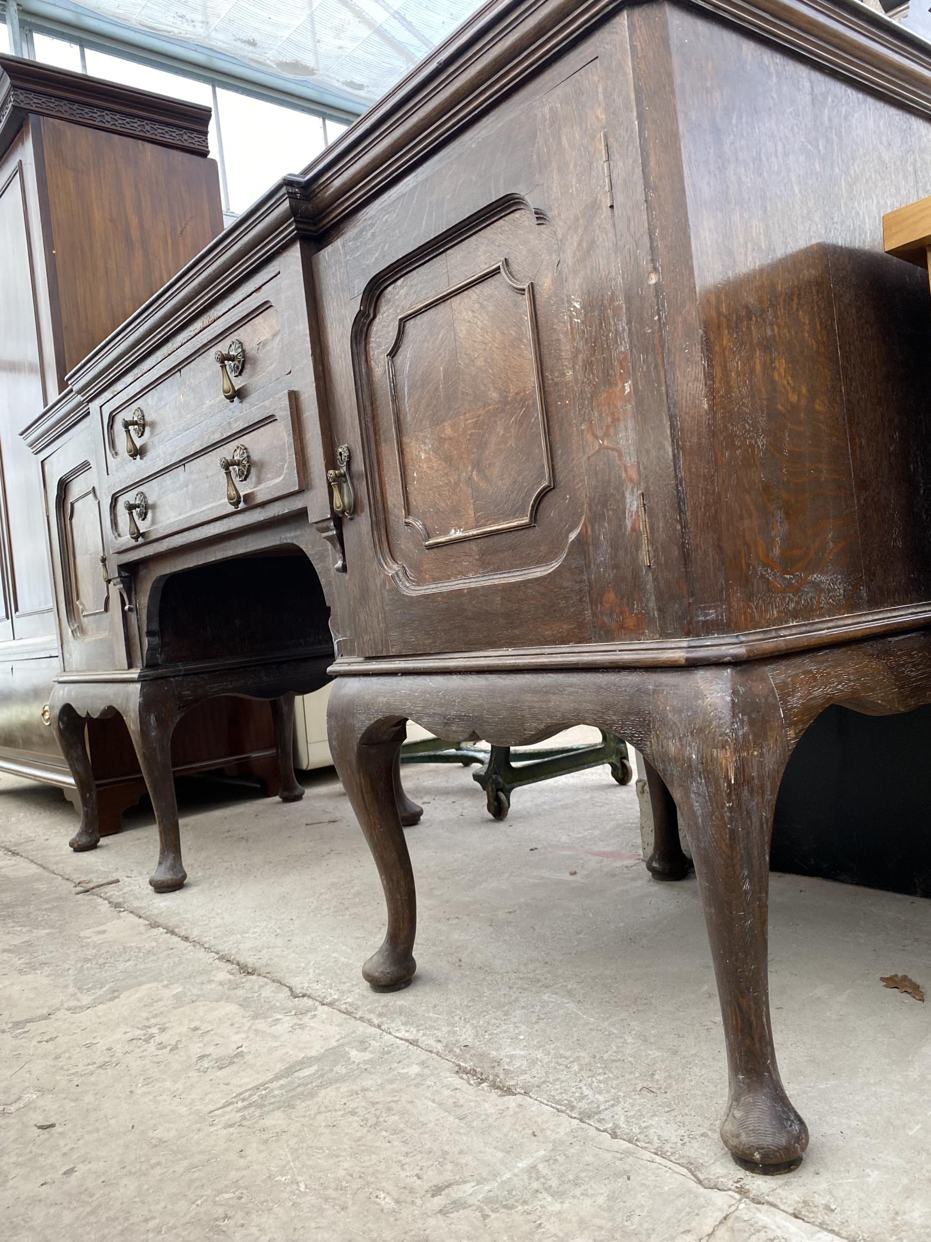 AN EARLY 20TH CENTURY OAK BREAKFRONT SIDEBOARD WITH RAISED BACK, ENCLOSING TWO CUPBOARDS AND TWO - Image 4 of 6