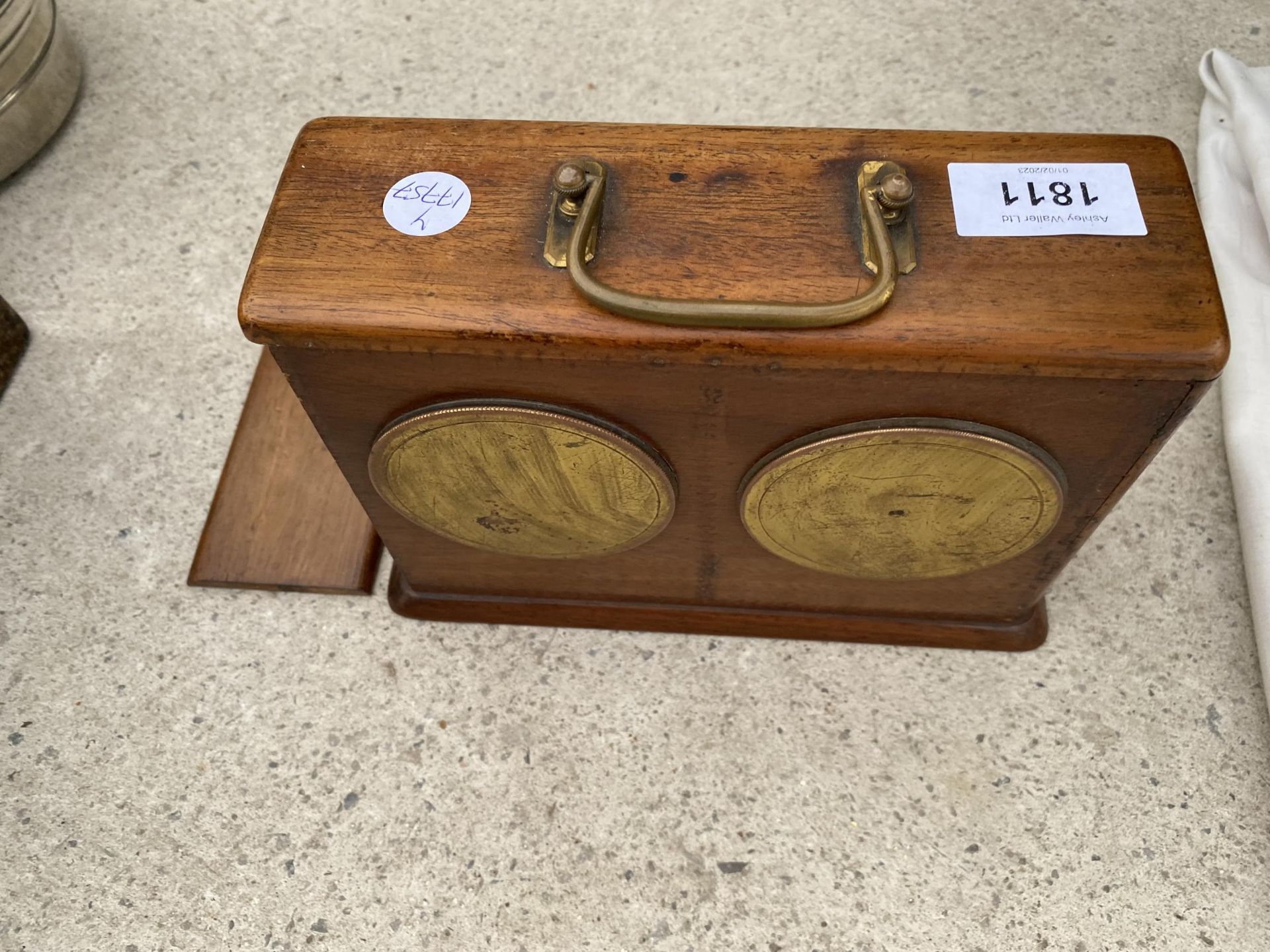 A VINTAGE WOODEN CASED MANTLE CLOCK AND BEROMETER - Image 2 of 2