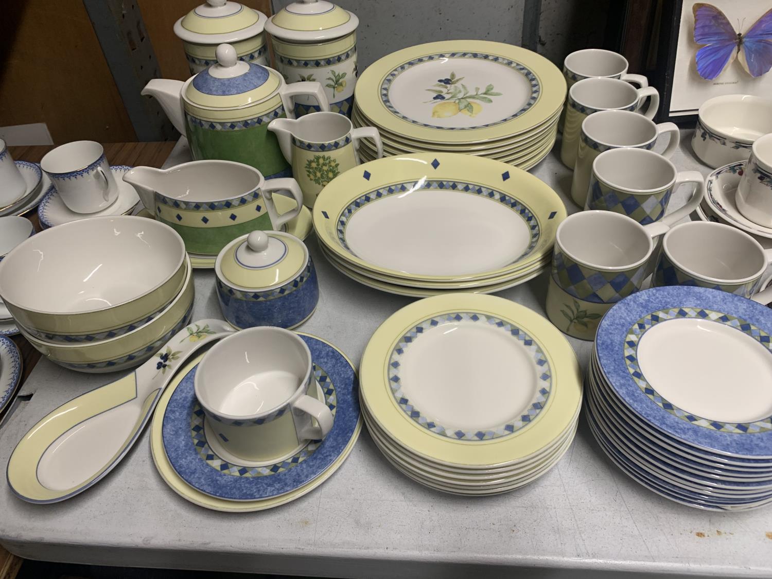 A LARGE QUANTITY OF ROYAL DOULTON DINNERWARE TO INCLUDE PLATES, BOWLS, STORAGE JARS, A TEAPOT,