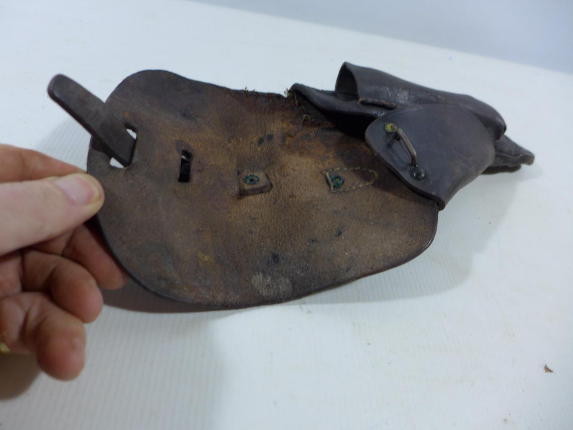 A WORLD WAR II PERIOD LEATHER AUTOMATIC PISTOL HOLSTER - Image 3 of 3