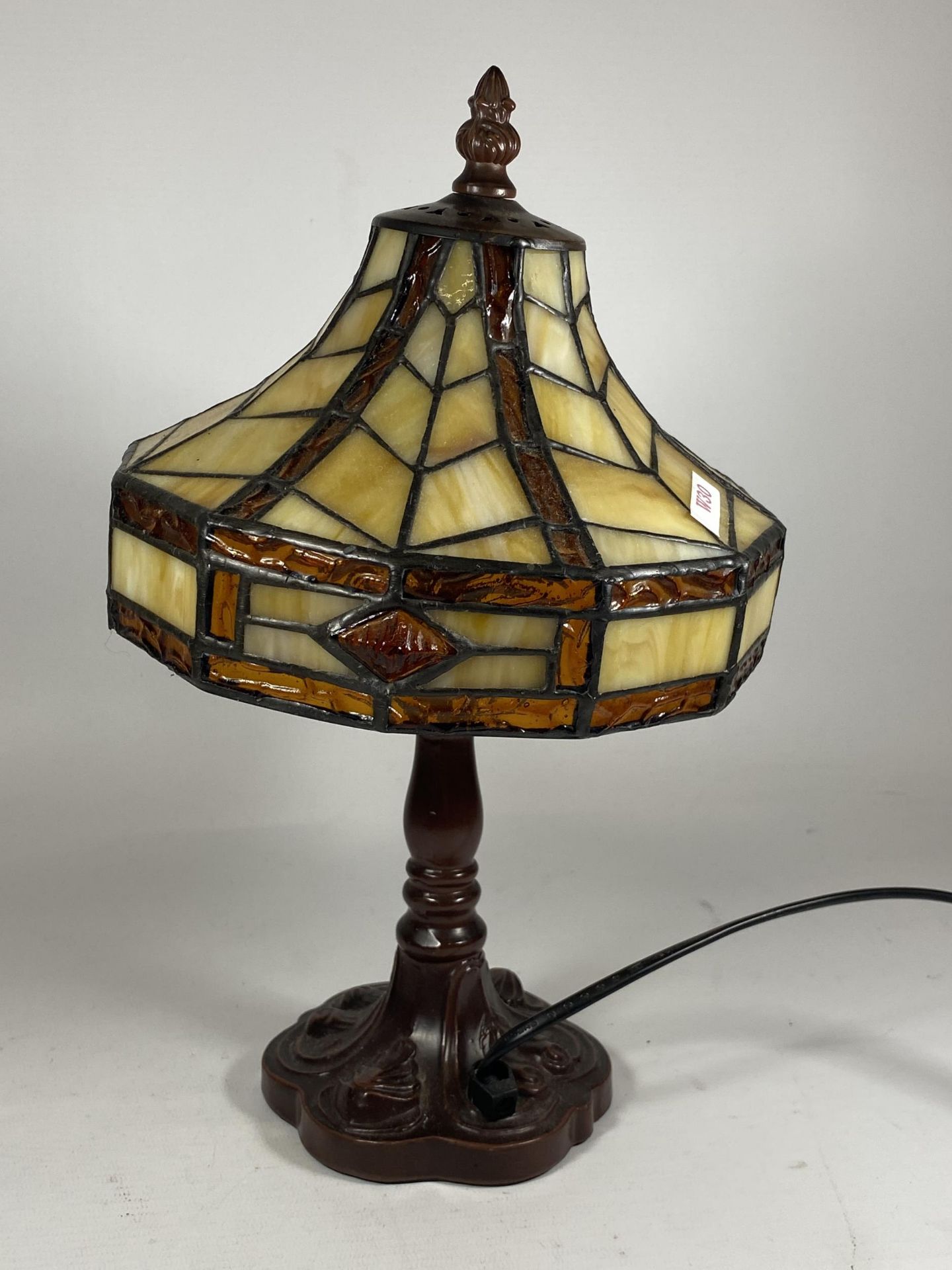 A VINTAGE TIFFANY STYLE LEADED GLASS TABLE LAMP, HEIGHT 33CM - Image 3 of 3