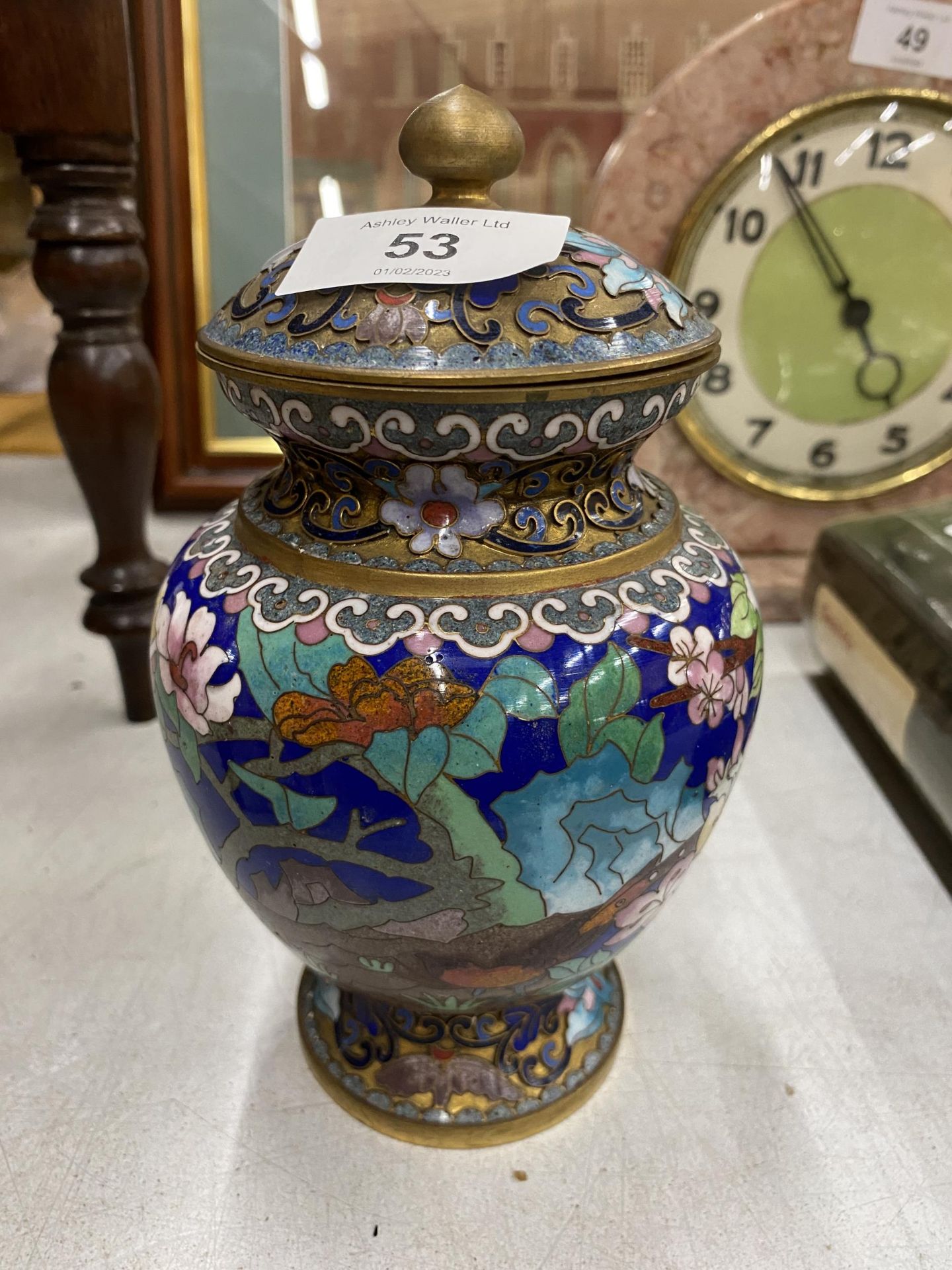 A VINTAGE ORIENTAL CLOISONNE LIDDED JAR, HEIGHT 18CM