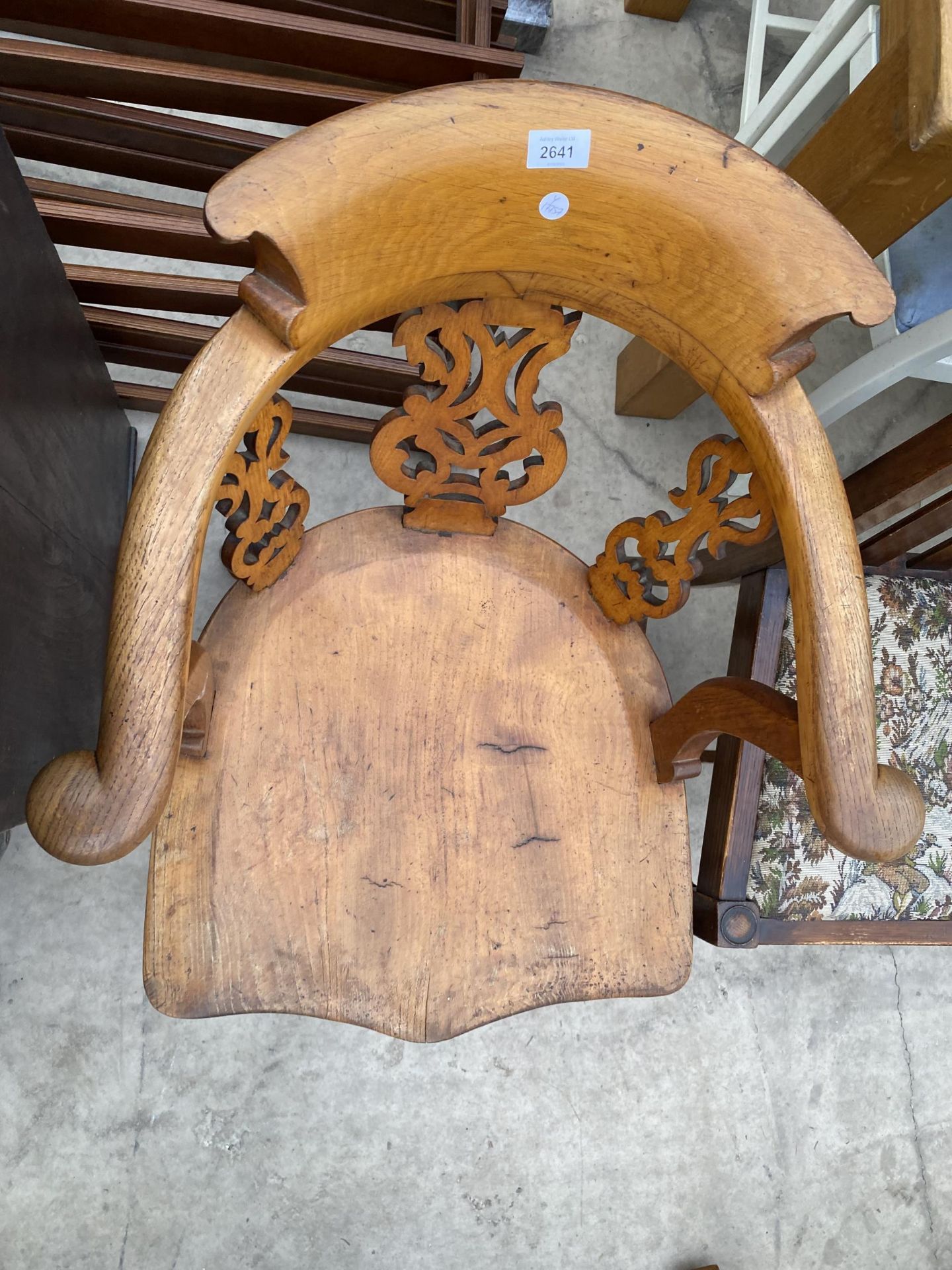 A VICTORIAN ELM AND OAK ELBOW CHAIR WITH SWEPT ARMS AND PIERCED SPLAT BACK - Image 3 of 4