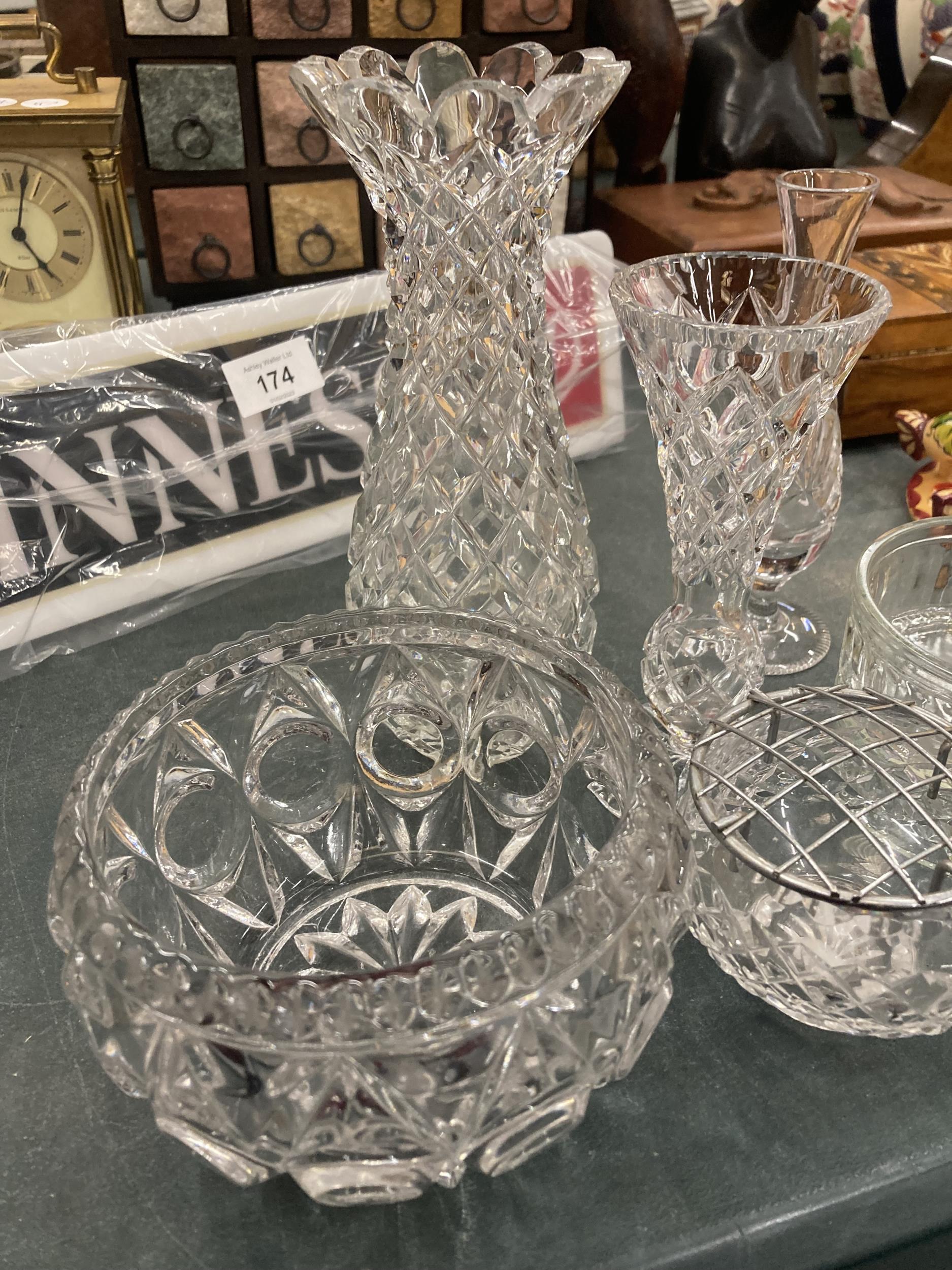 A QUANTITY OF CUT GLASS ITEMS TO INCLUDE A ROSE BOWL, VASES, BOWLS, ETC - Image 3 of 3