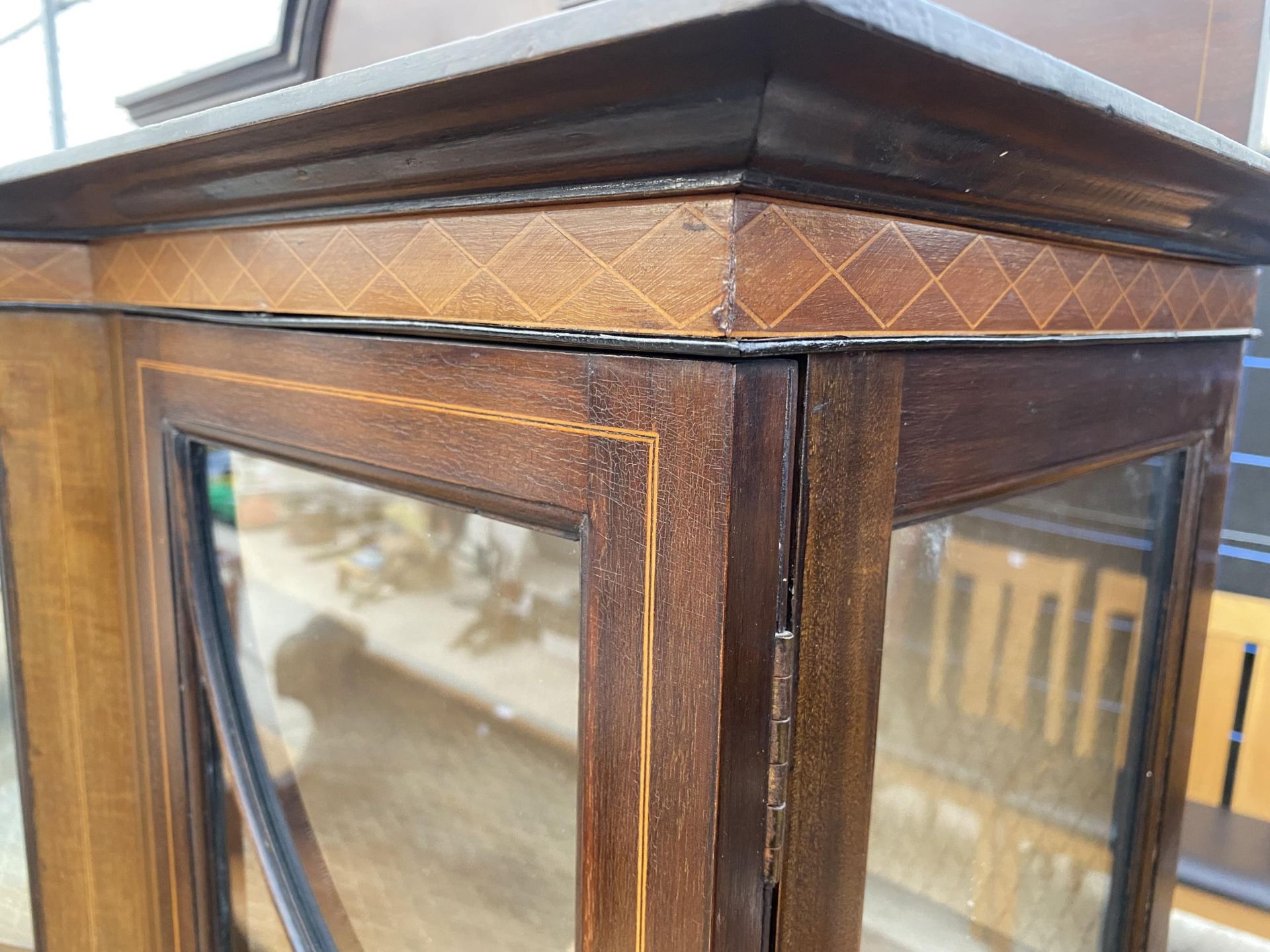 AN EDWARDIAN MAHOGANY AND INLAID BOWFRONTED CHINA DISPLAY CABINET ON TAPERED LEGS, WITH SPADE - Image 5 of 7