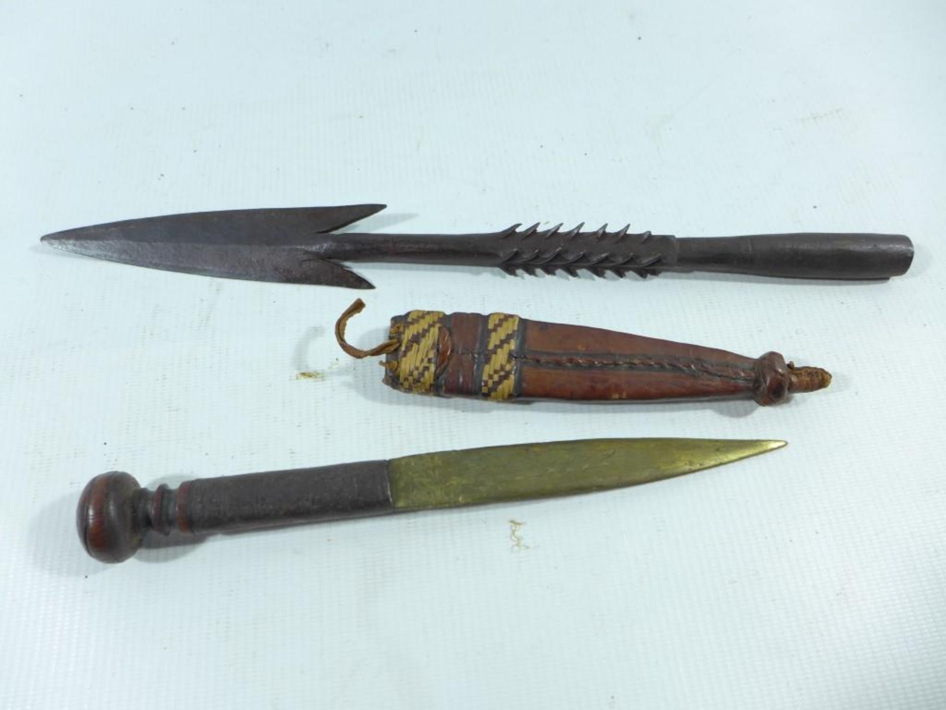 AN AFRICAN KNIFE AND SCABBARD, 14CM BLADE, 34CM SPEAR HEAD (2) - Image 2 of 3