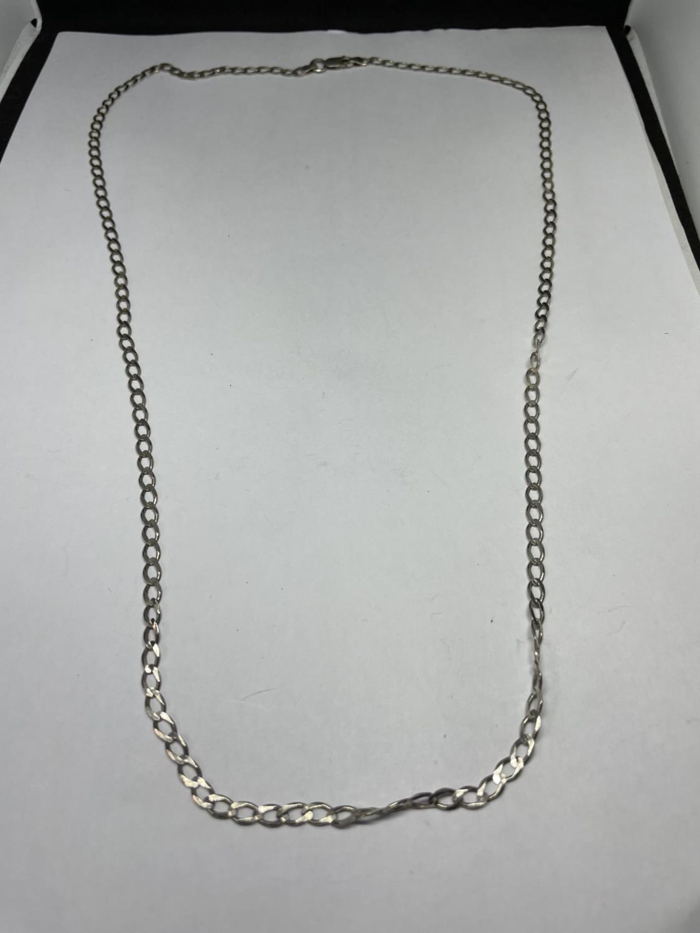 A MARKED SILVER NECKLACE LENGTH 28 INCHES