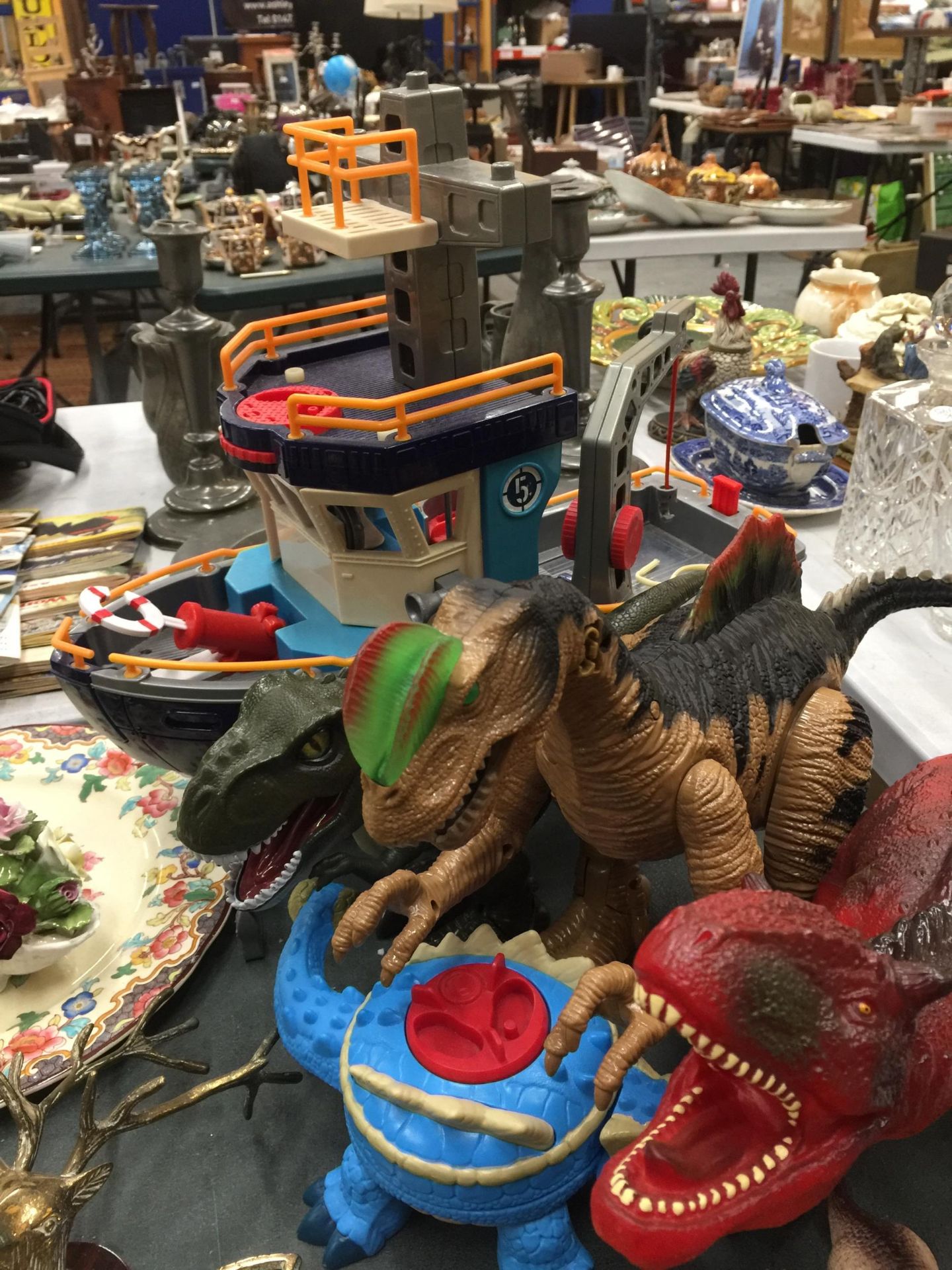A QUANTITY OF TOYS TO INCLUDE DINOSAURS, A BOAT, ETC - Image 3 of 3