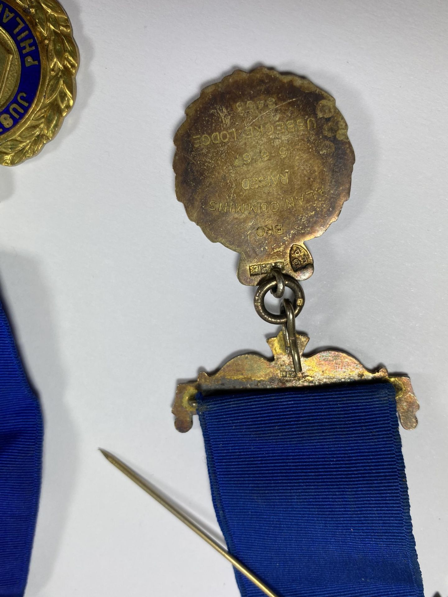A GROUP OF THREE MASONIC BADGES TO INCLUDE HALLMARKED SILVER GILT EXAMPLE ETC - Image 2 of 2
