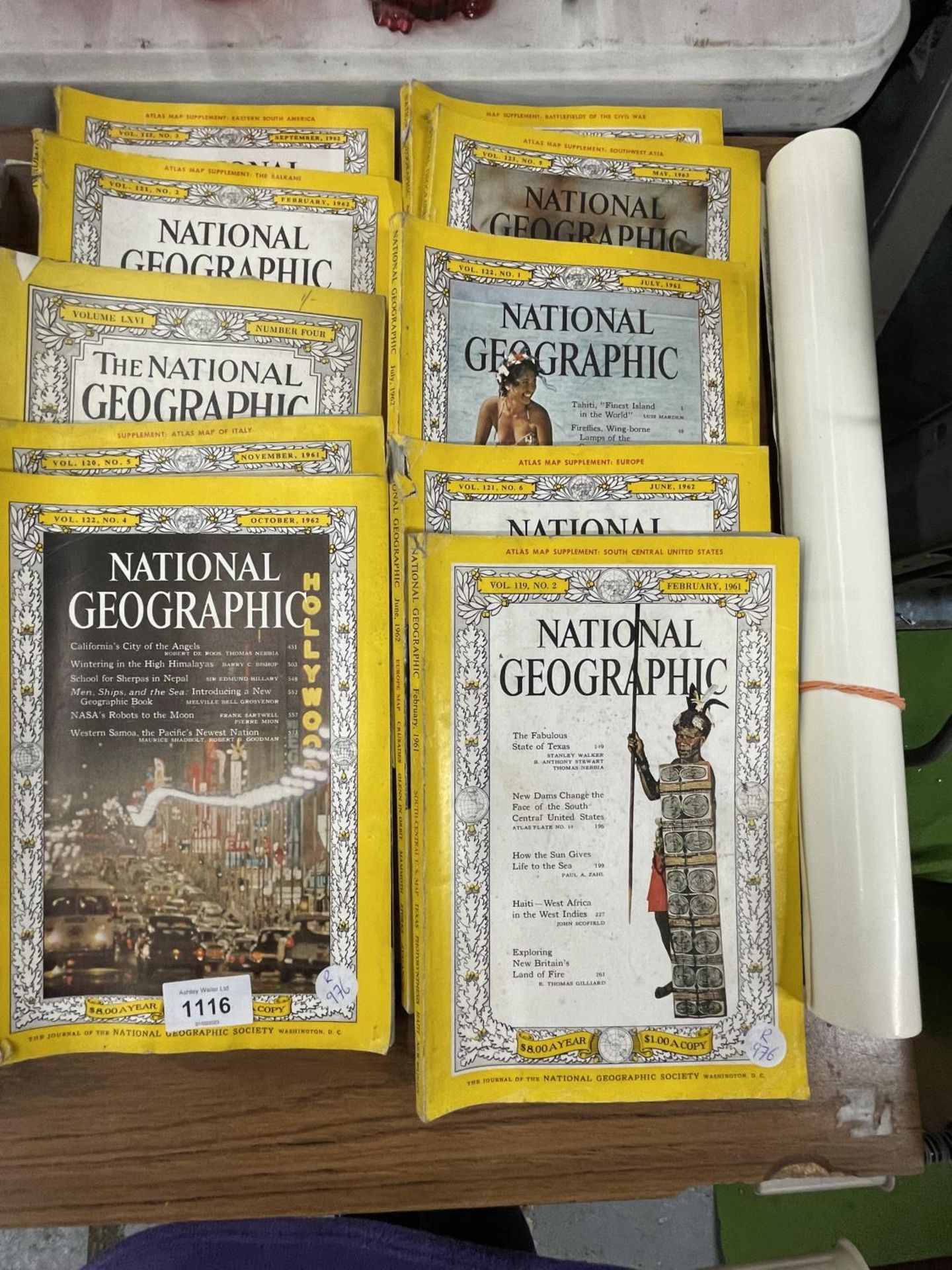 A QUANTITY OF VINTAGE NATIONAL GEOGRAPHIC MAGAZINES